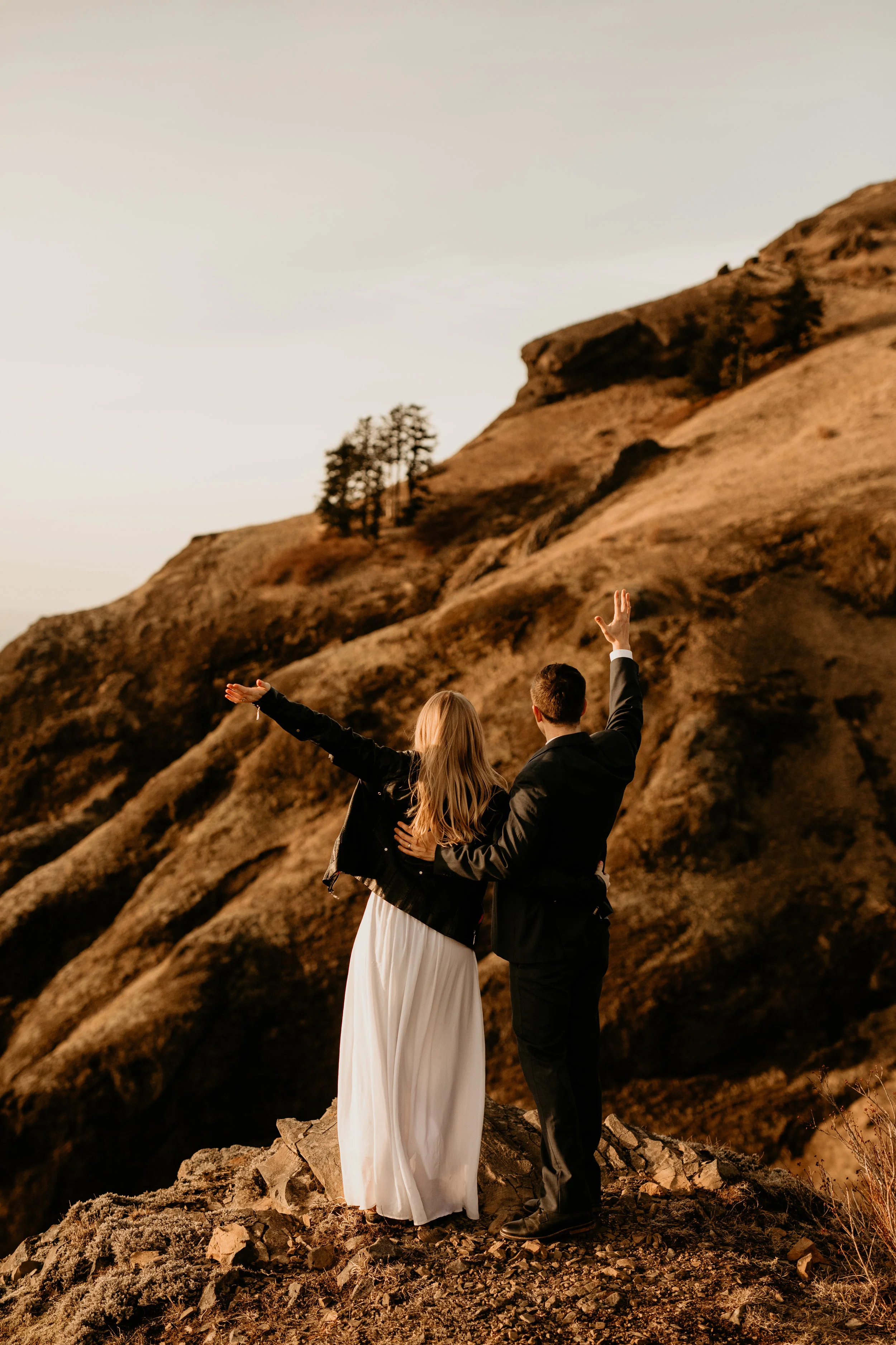 Oregon coast elopement Check out this adventure elopement blog for elopement ideas, adventure wedding dresses, groom attire, elopement tips, boho bouquets, elopement hairstyles, and the best elopement destinations. All images by BreeAnna Lasher // …