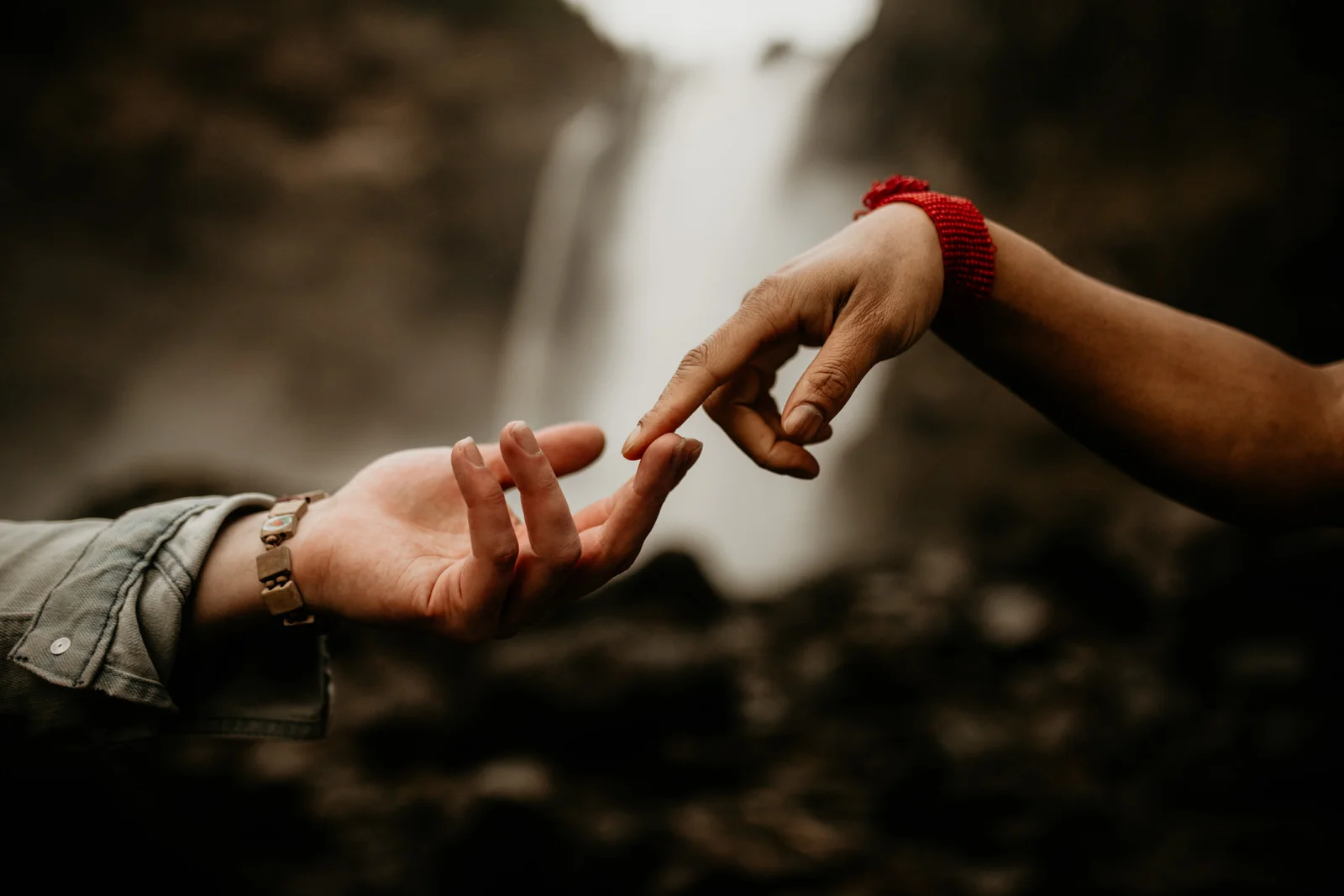 Snoqualmie falls engagement photos - snoqualmie pass engagement photos - snoqualmie falls - Issaquah engagement photos - Seattle elopement photographer - pnw elopement photographer - tacoma elopement photographer - Seattle wedding photographer - tacoma wedding photographer - pnw wedding photographer - hire wedding photographers in seattle - adventure wedding photographer - wedding photographer under $2000 - tacoma wedding photographers - elopement wedding photographer - elopement photographer - rattlesnake lake engagement photos