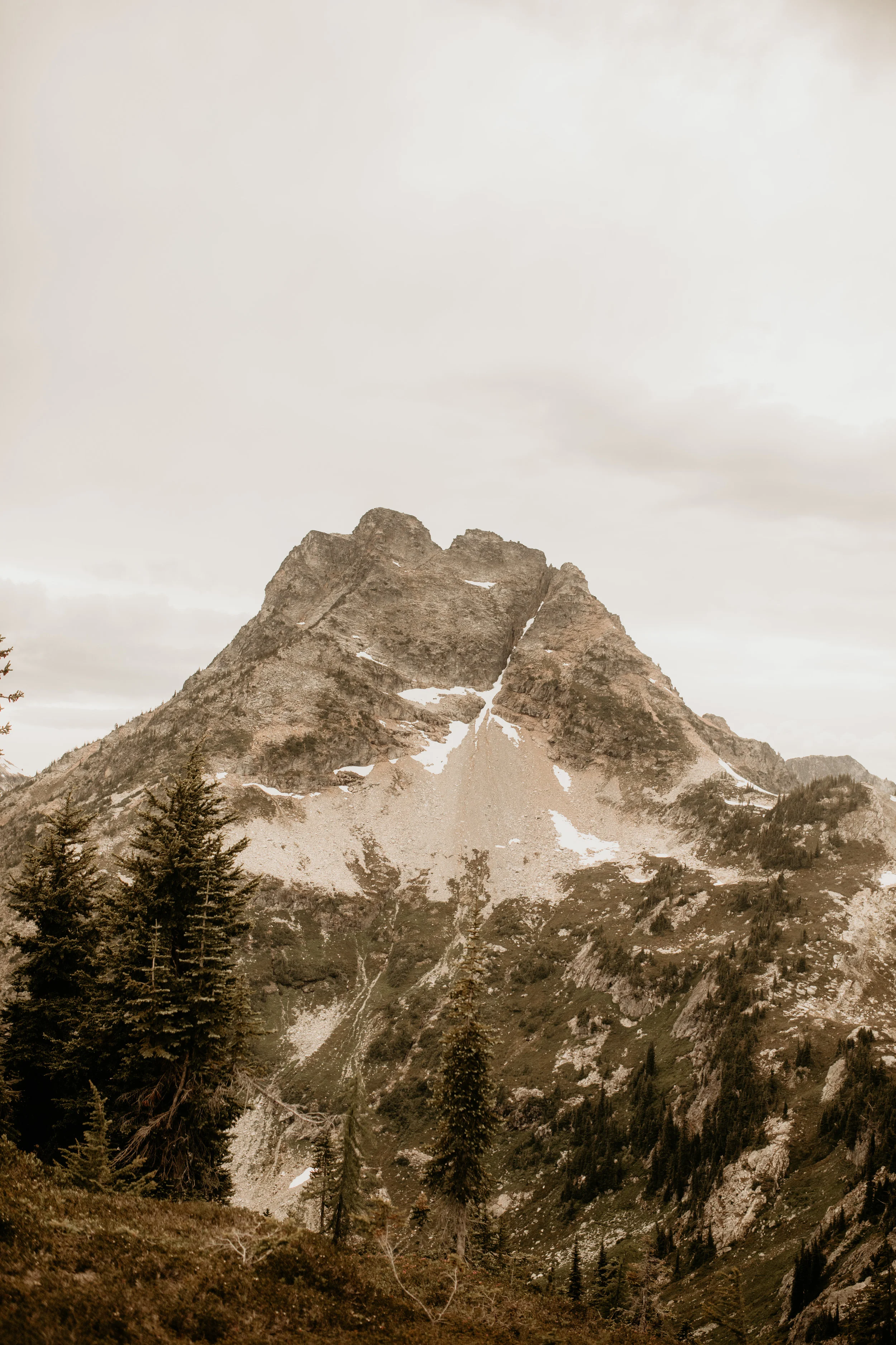 Diablo lake engagement photos -Ross lake engagement photos - Seattle elopement photographer - north cascades hike - best hike north cascades - best engagement photo location - what to wear to your engagement photos - best pnw elopement photographer