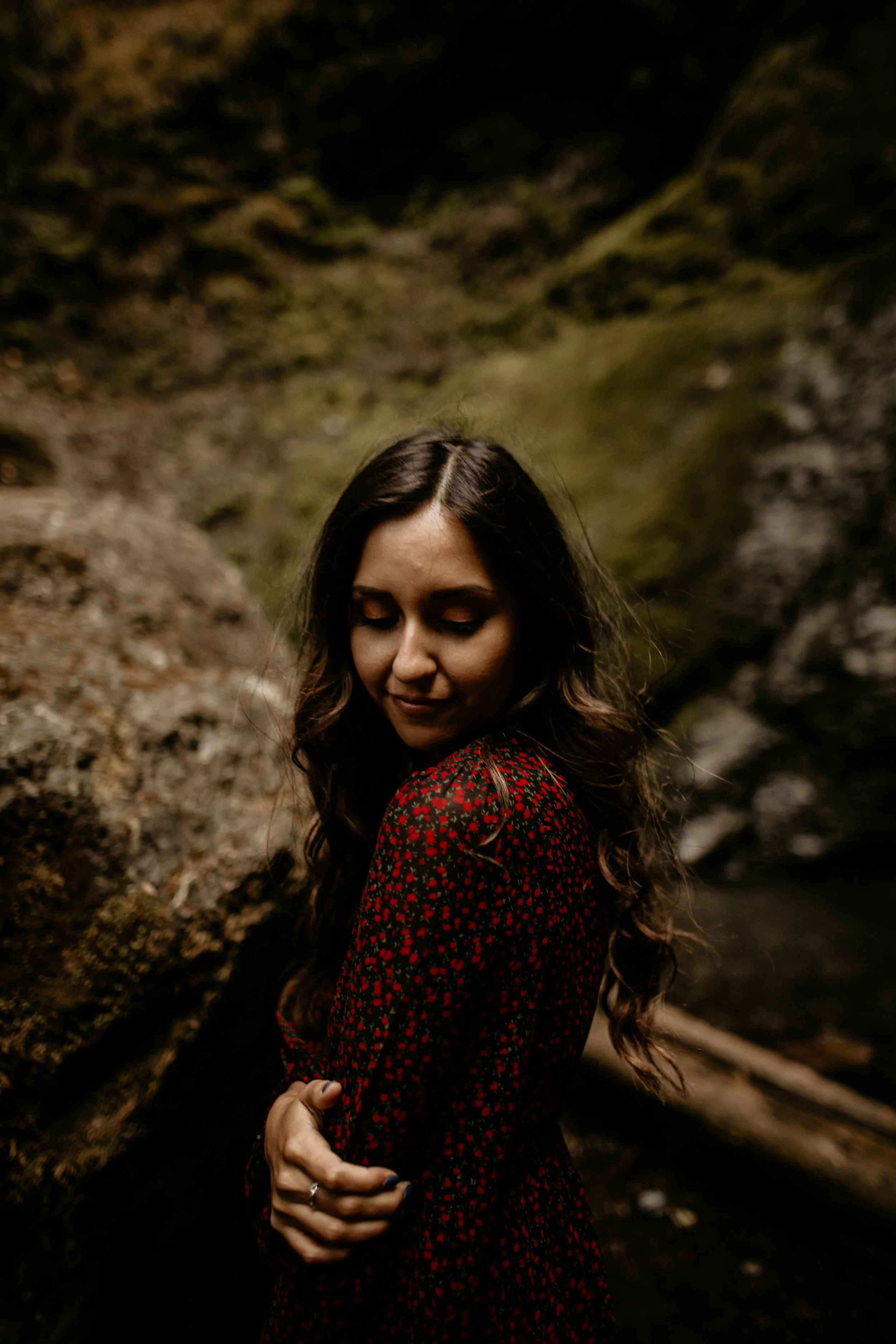 Crescent lake engagement photos – best Seattle elopement photographer - adventure hikes - lake hiking - best engagement photo location - what to wear on your engagement - pnw elopement photographer