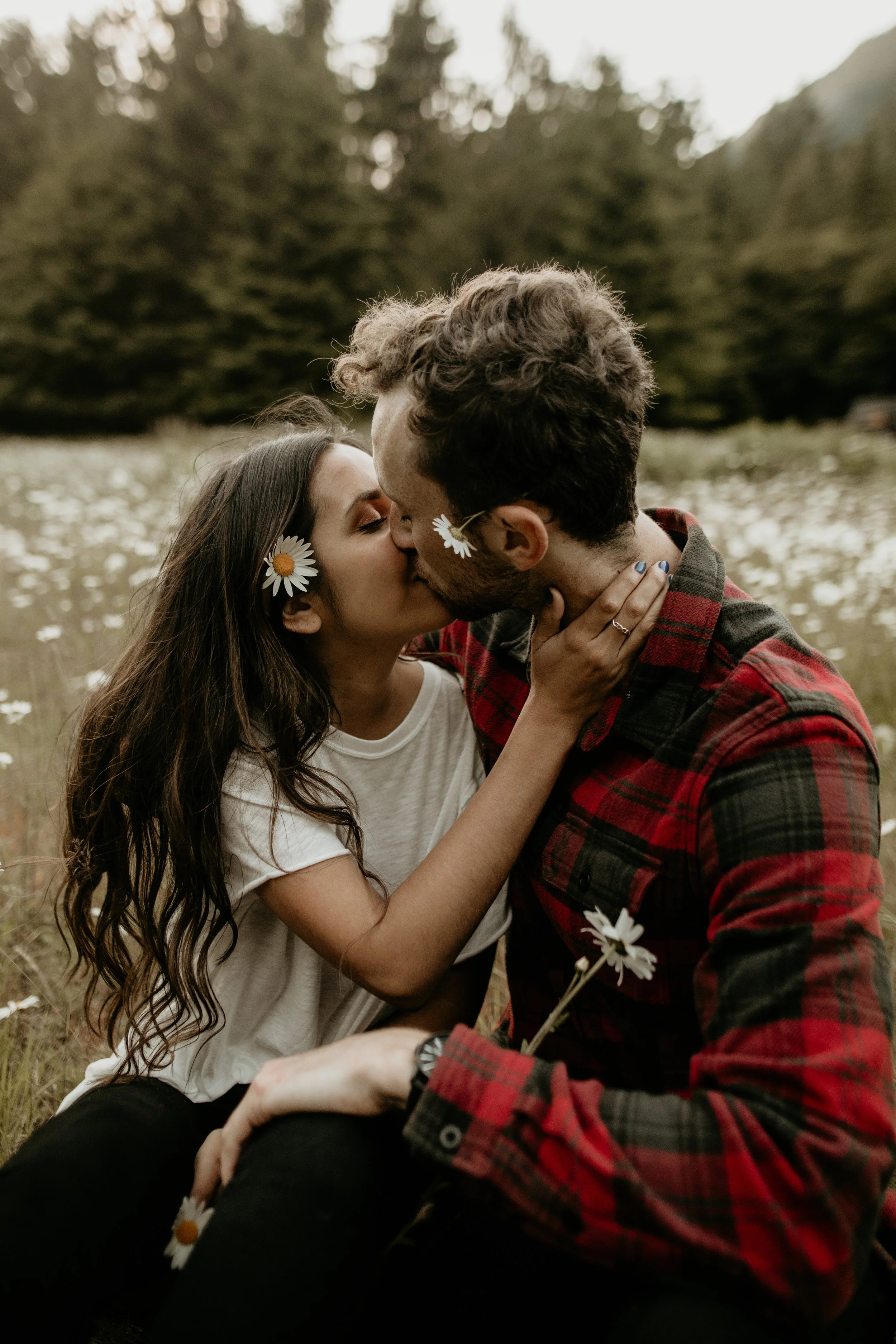 Crescent lake engagement photos – best Seattle elopement photographer - adventure hikes - lake hiking - best engagement photo location - what to wear on your engagement - pnw elopement photographer