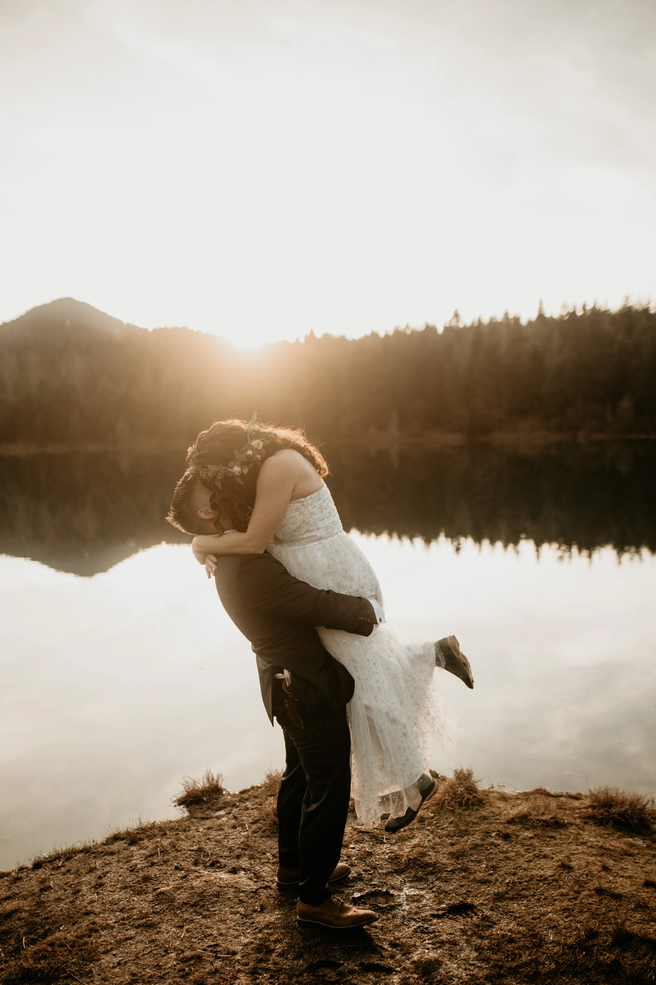 Gold Creek Pond elopement - Snoqualmie pass elopement - Hyatt elopement - gold creek pond wedding - gold creek pond elopement photographer - snoqualmie pass wedding photographer - pnw elopement - mountain elopement vibes - fall elopement inspiration…