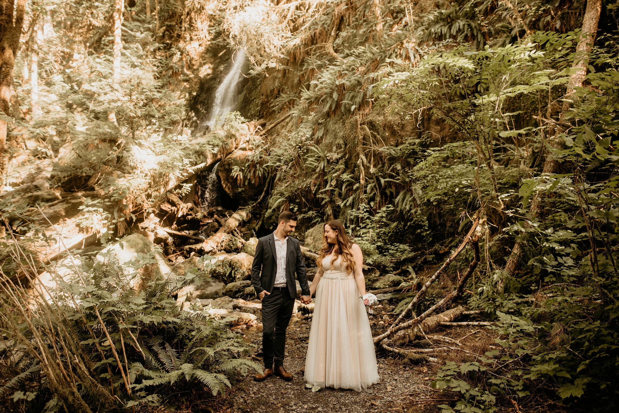 Merriman-Falls-elopement-photographer-breeanna-lasher-Bride-Groom-17.jpg