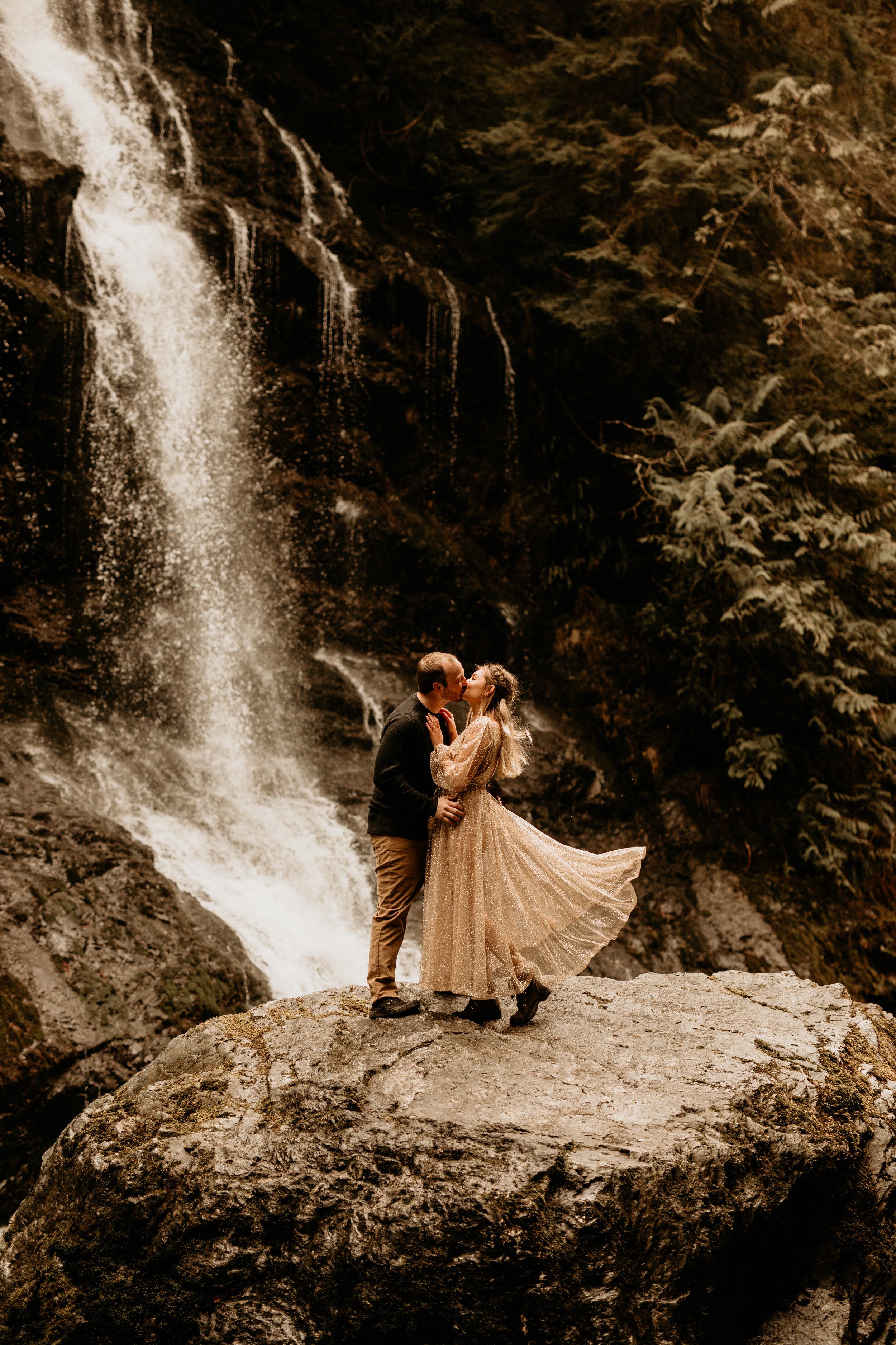 engagement photos at waterfalls