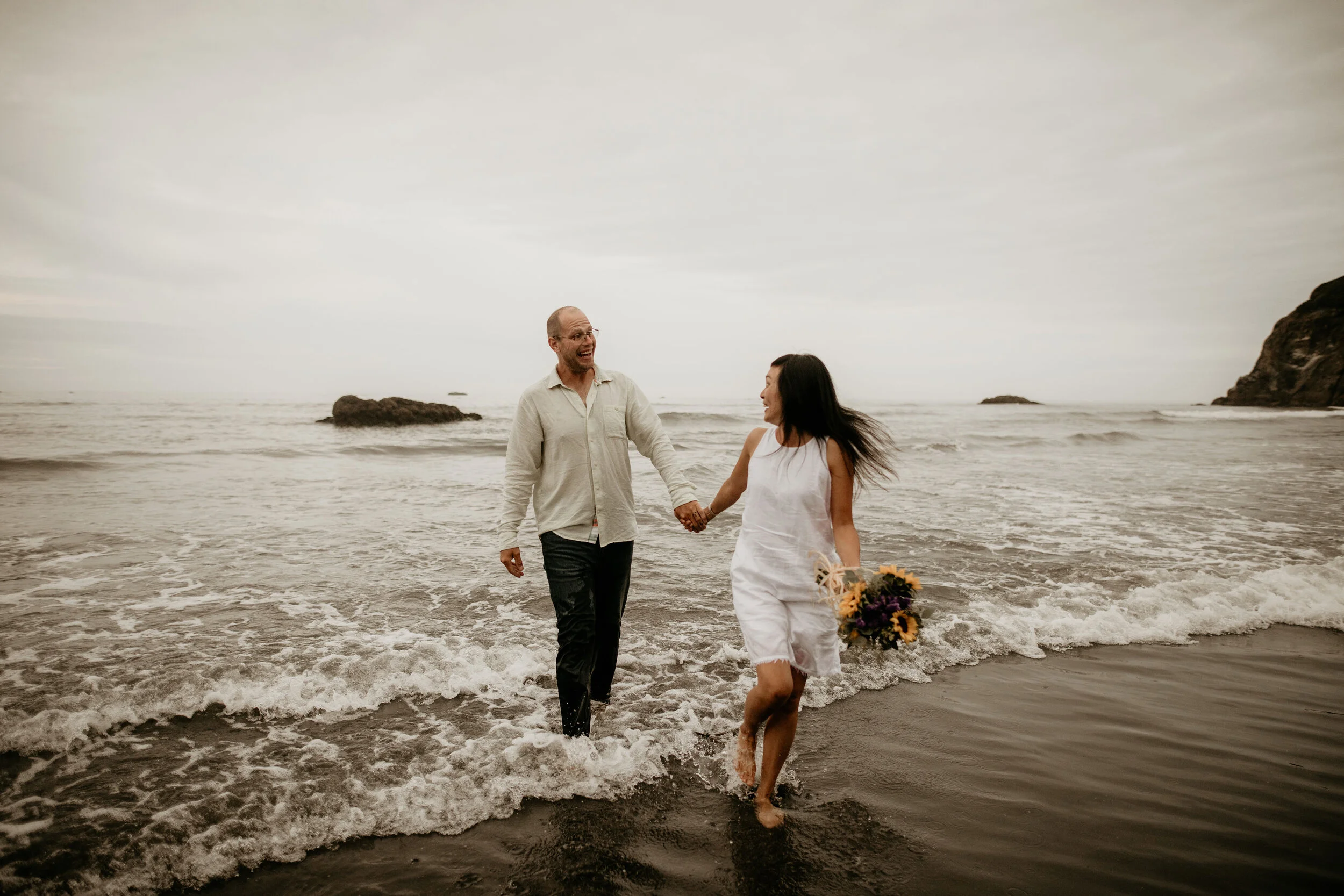 Ruby Beach: 1/4 walk to the beach, tons of cool rock formations and a lake! 10 minutes from a lodge with great food!