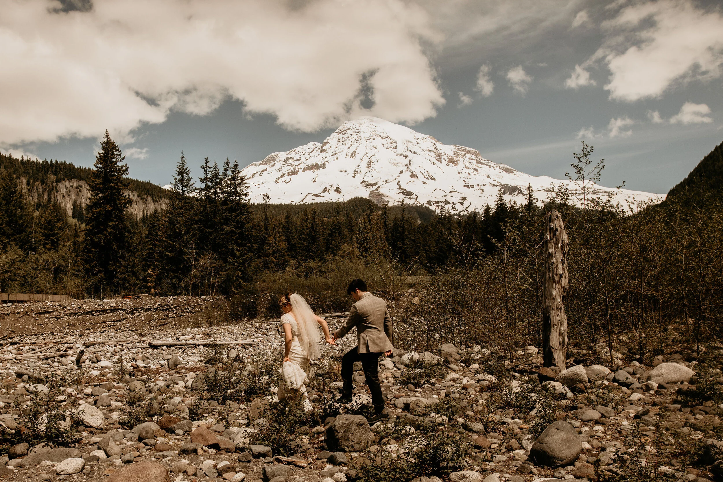 Salish-lodge-ssnoqualmie-falls-elopement-Mount-Rainier-6 (1).jpg