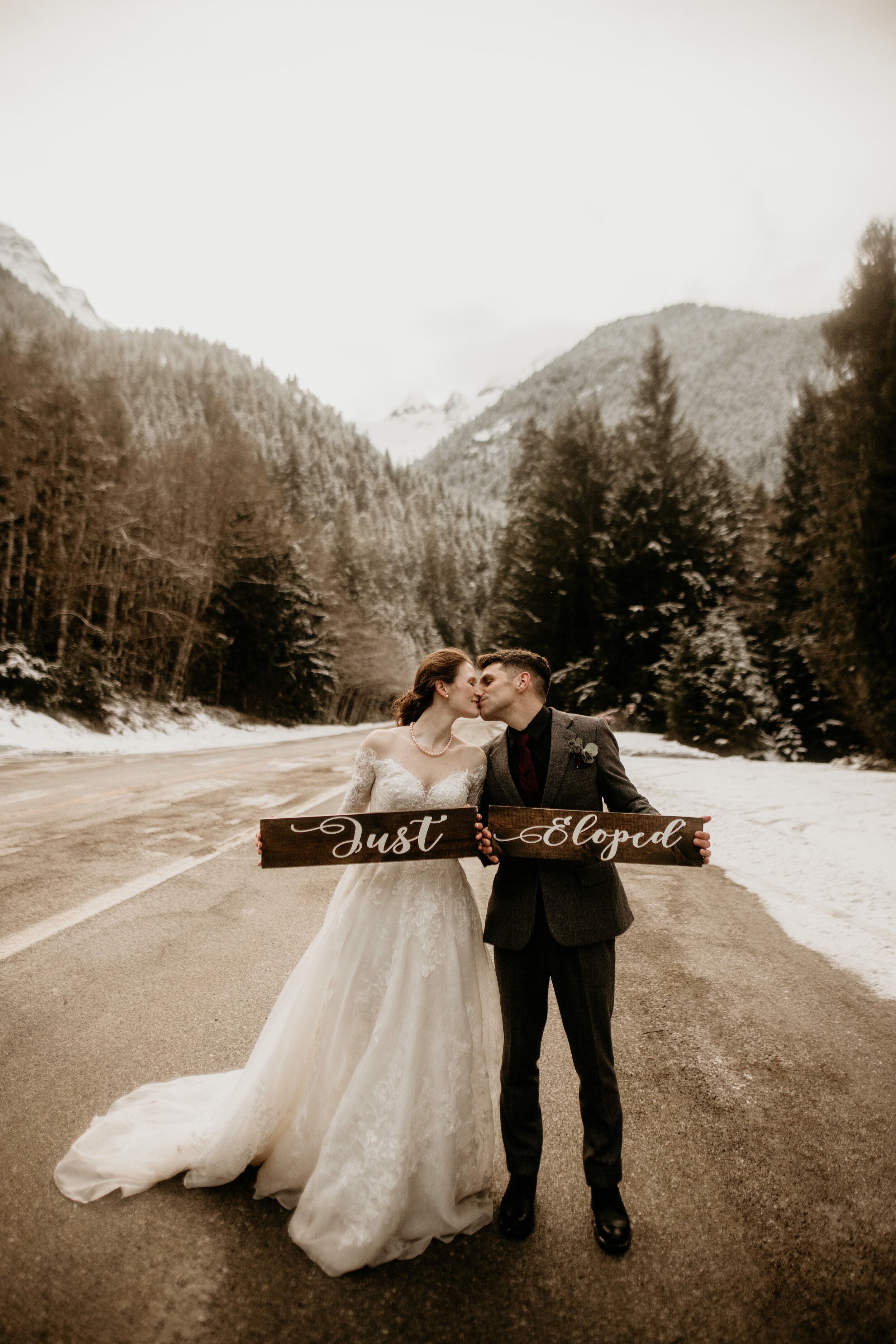 how to have a sustainable elopement! Here’s a guide to having an environmentally friendly elopement! A frame cabin rental washington.