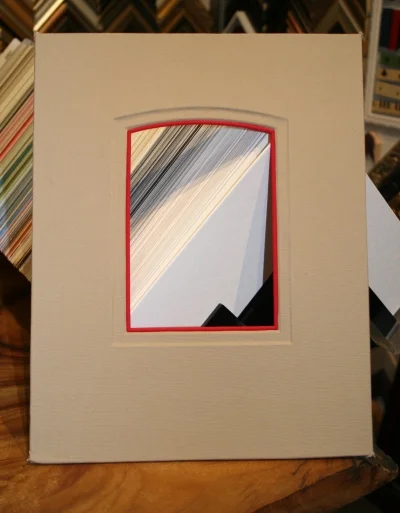 This fabric wrapped mount has a small red fabric fillet. It also has an embossed design to create a subtle shadow.&nbsp;
