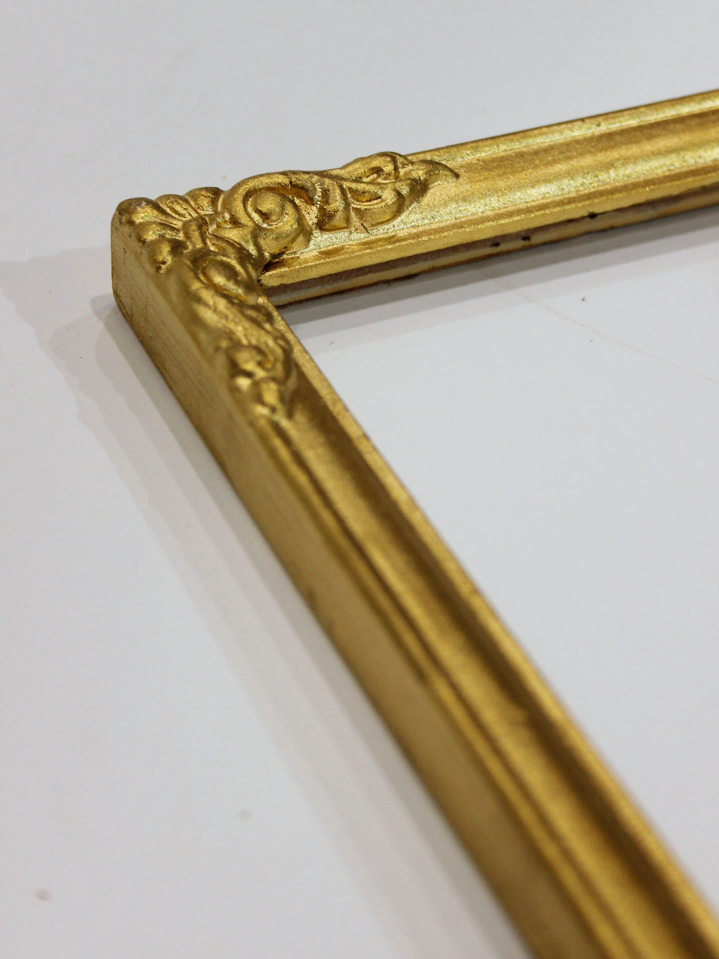 Closed corner ornament frame 