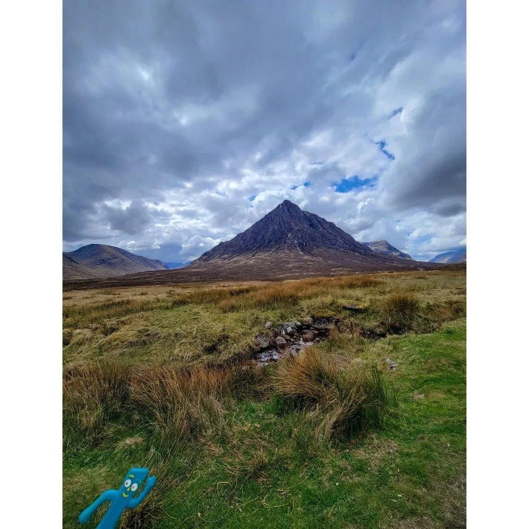Before making our way to the Isle of Skye, we wandered down to the #JamesBond road and passed by Glen Etive. Exploring our way to Castle Stalker was a cold hike through muddy spots, that I took a small tumble down, but definitely worth the sore back 