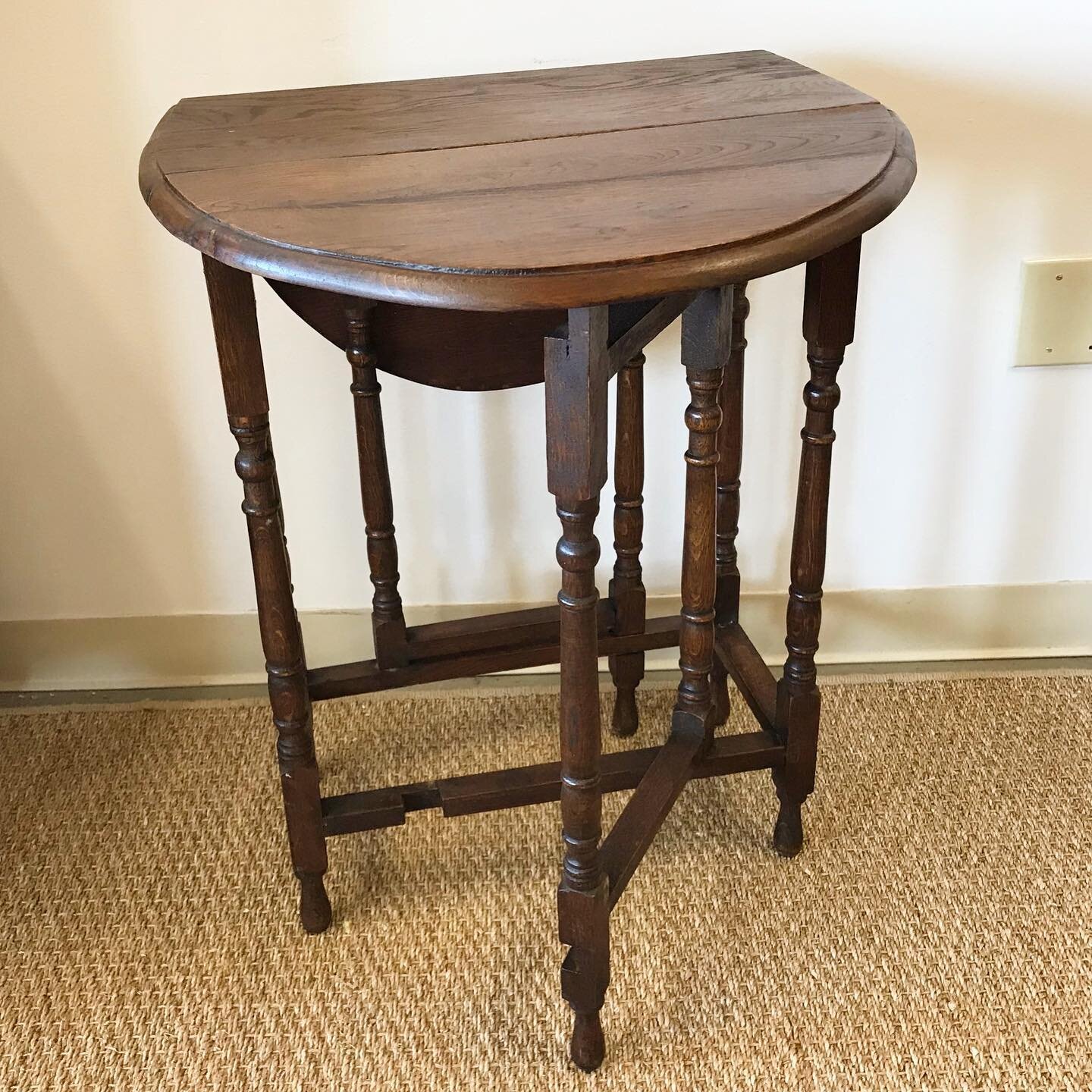 💕Love this little Antique Gate Leg Table&hellip;Perfect for any room in the house. It can be opened up on both sides, opened on one side or both sides dropped down depending on space constraints or usage.  #antiques #antiquedealersofinstagram #gatel