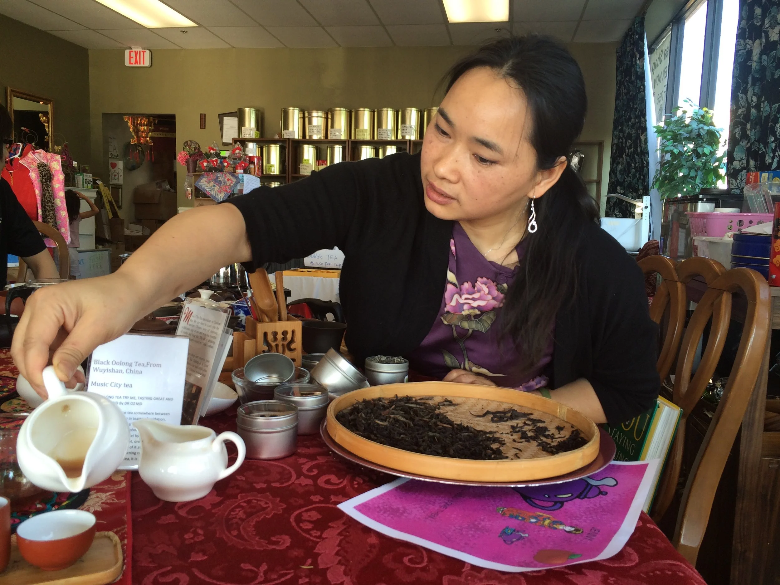 Jenny, owner of Music City Tea, pouring me up some tea to taste.