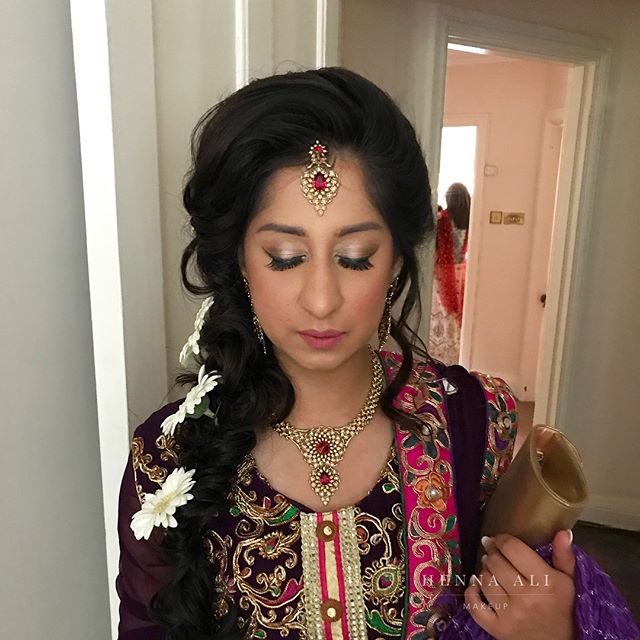 Elegant &amp; understated mehndi makeup is a great way to look beautiful yet different to your main wedding event 🧞&zwj;♀️ ➡️trial video in prev posts👱&zwj;♀️hair by @humeraali_makeupandhair .
.
#makeupbyhennaali #naturalmakeup #hennaalimakeup #hen