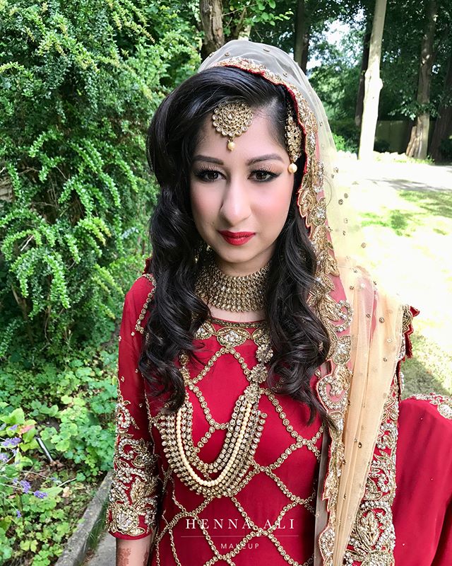 The final look for the stunning Iram ❤️ Bridal makeup on her Baraat day! Swipe ⬅️ to see the gold/ bronze glitter eye makeup✨
.
.
.
#makeupbyhennaali #naturalmakeup #hennaalimakeup #hennaalimakeupartist #hennaalimua #ukmua #ukmakeupartist #bollywoodb