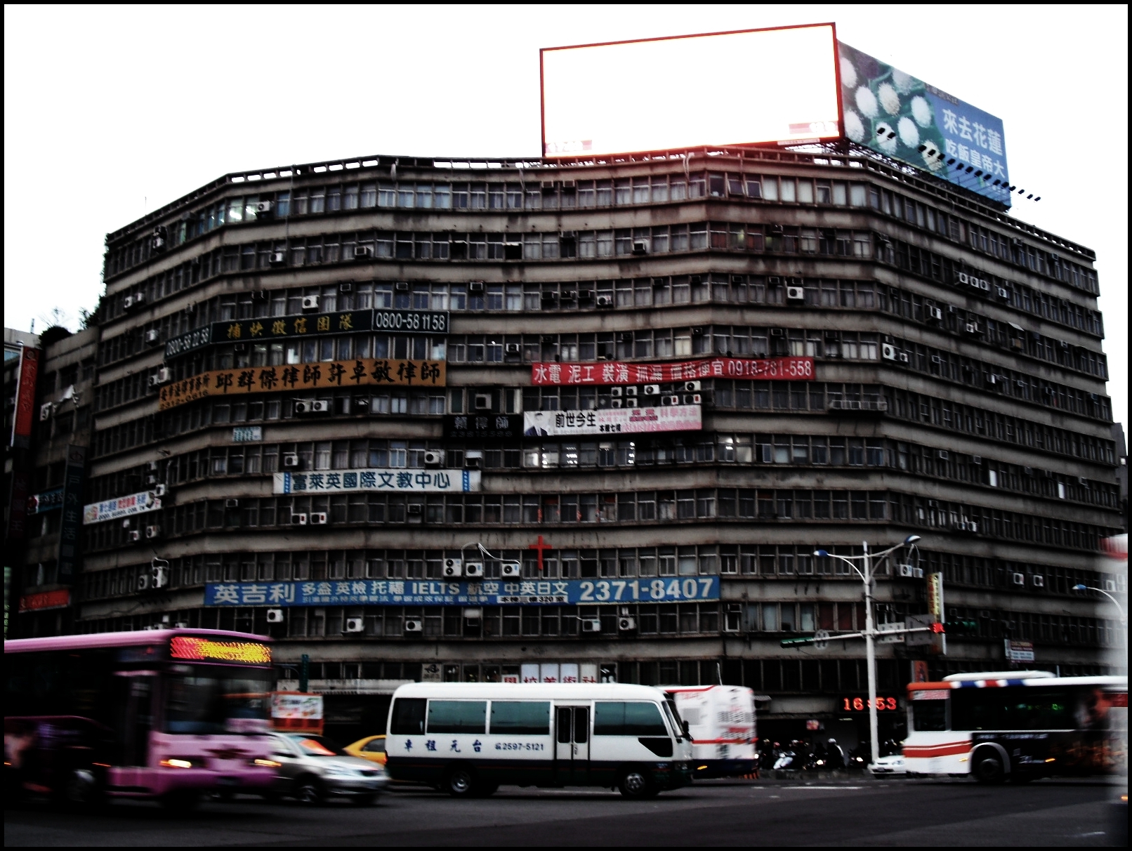 Zhongxiao W Road. Taipei, 忠孝西路, 台北市