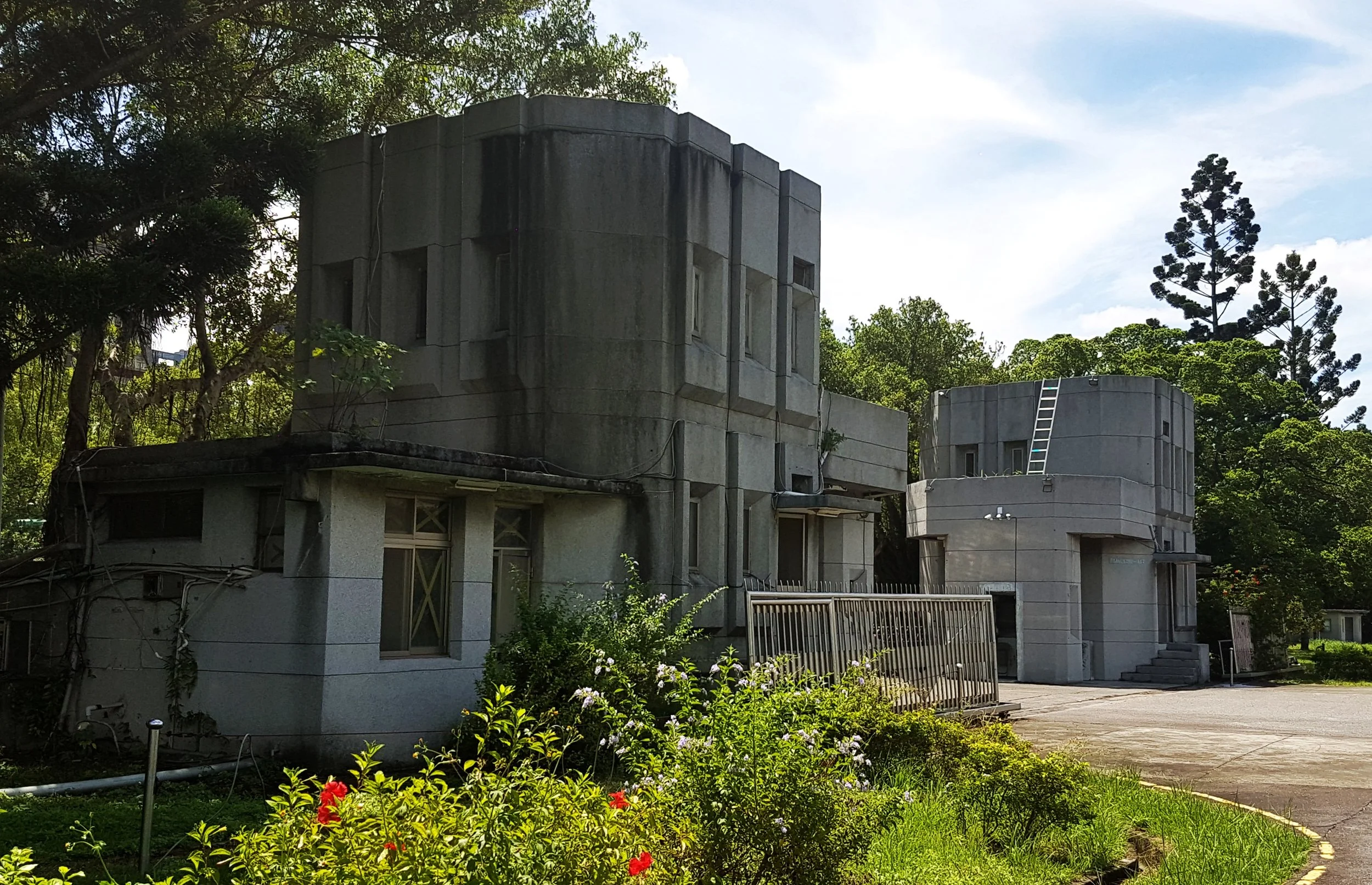The former main entrance guard towers. This way is closed at the moment.