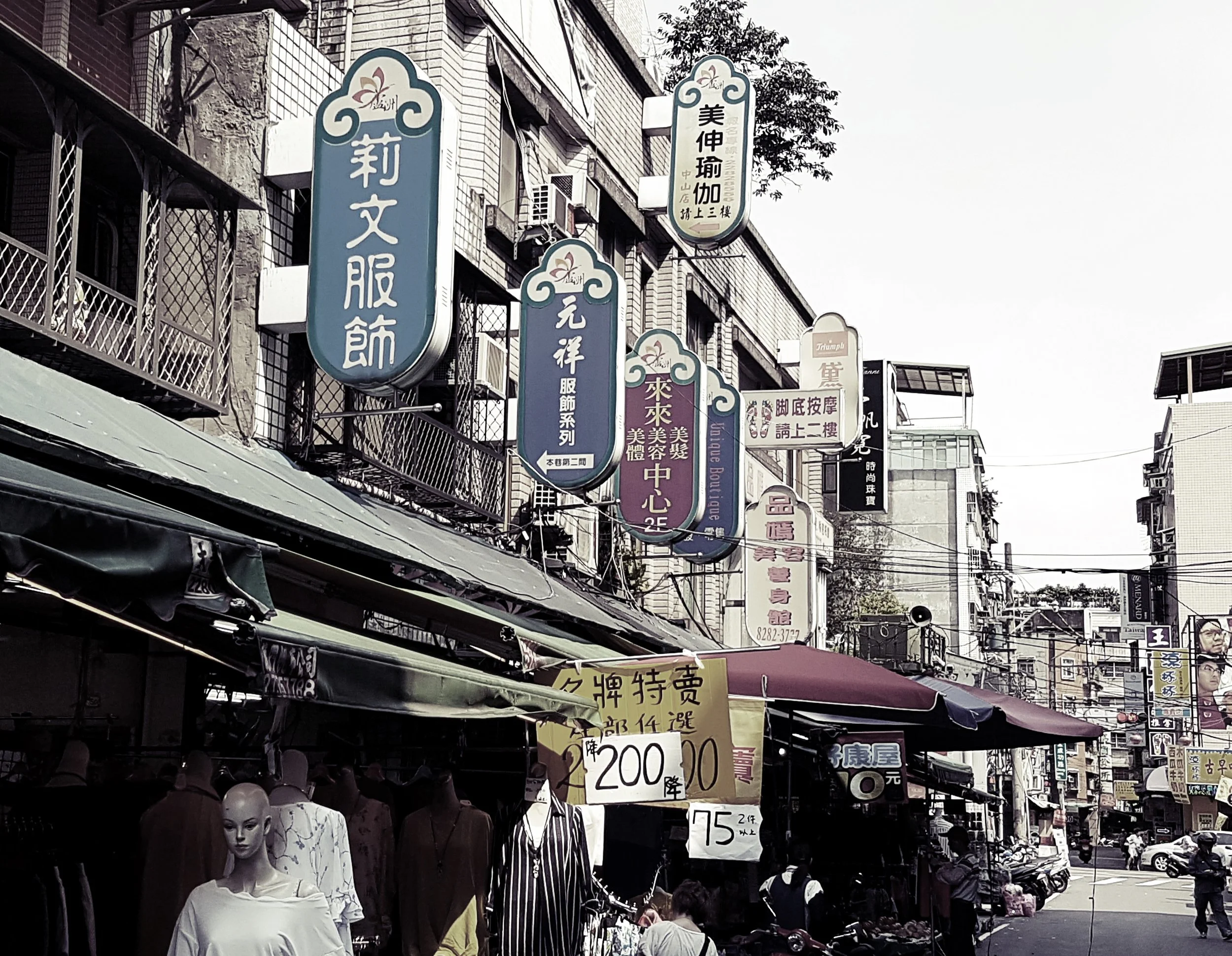 Luzhou has a night market of course, but it doesn't seem like there's anything out of the ordinary about it