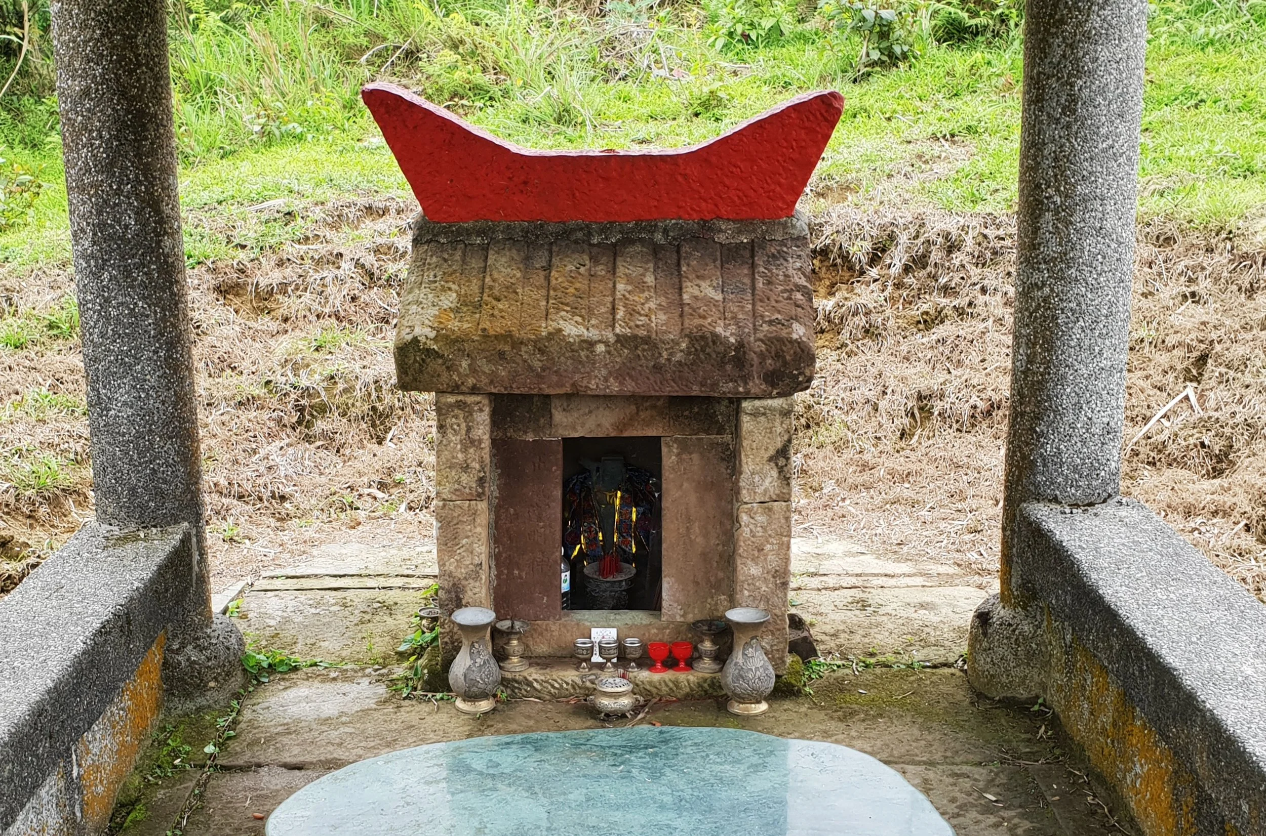 It's not a hike in Taiwan without a little earth god shrine