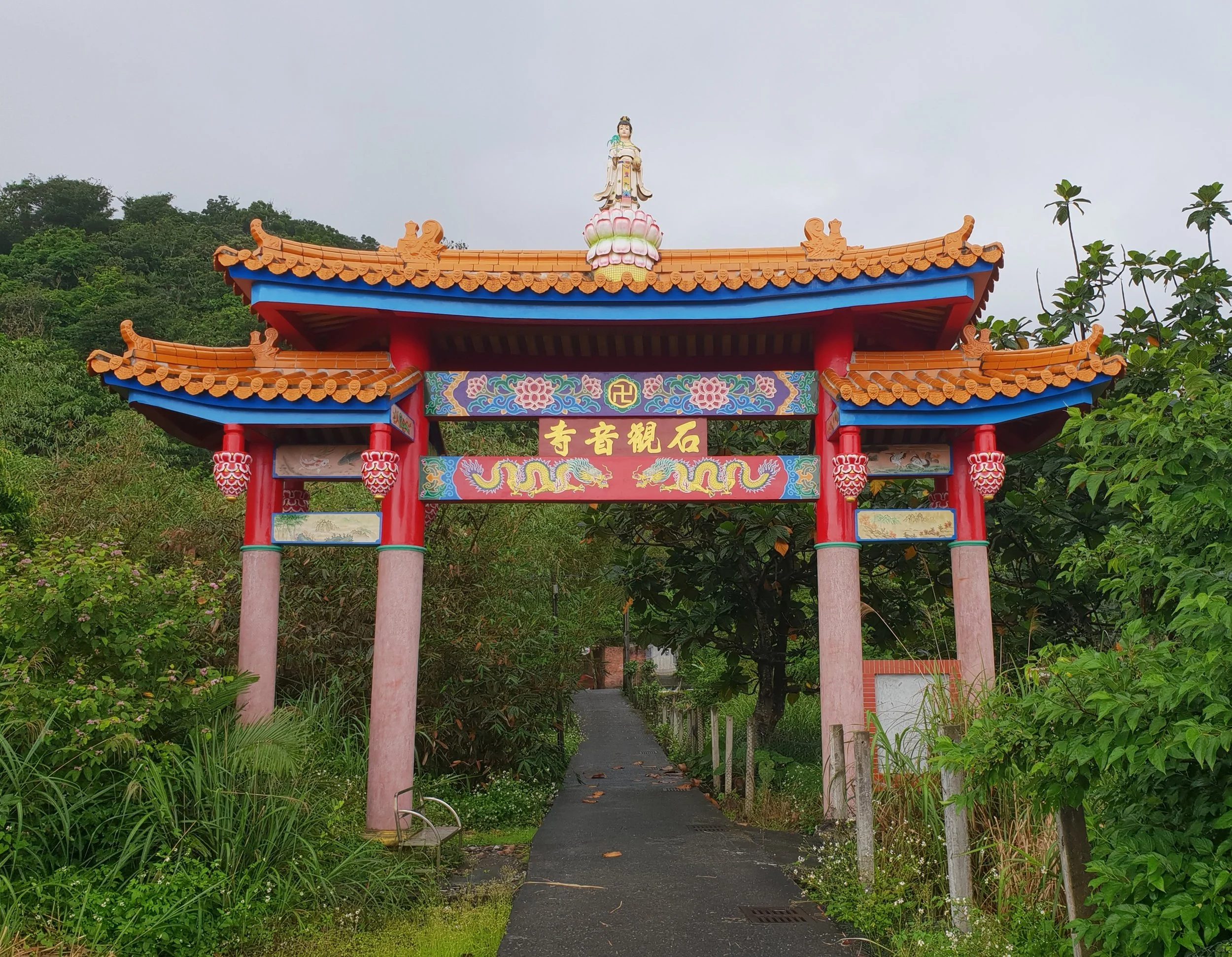 Guanyin welcomes you weary traveller ... with ... lots of steps!