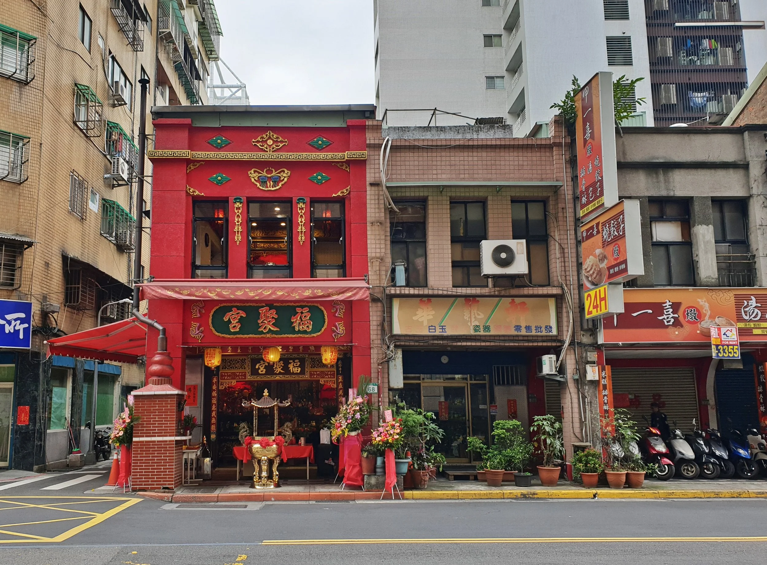 One of the few blocks left on Yanping.