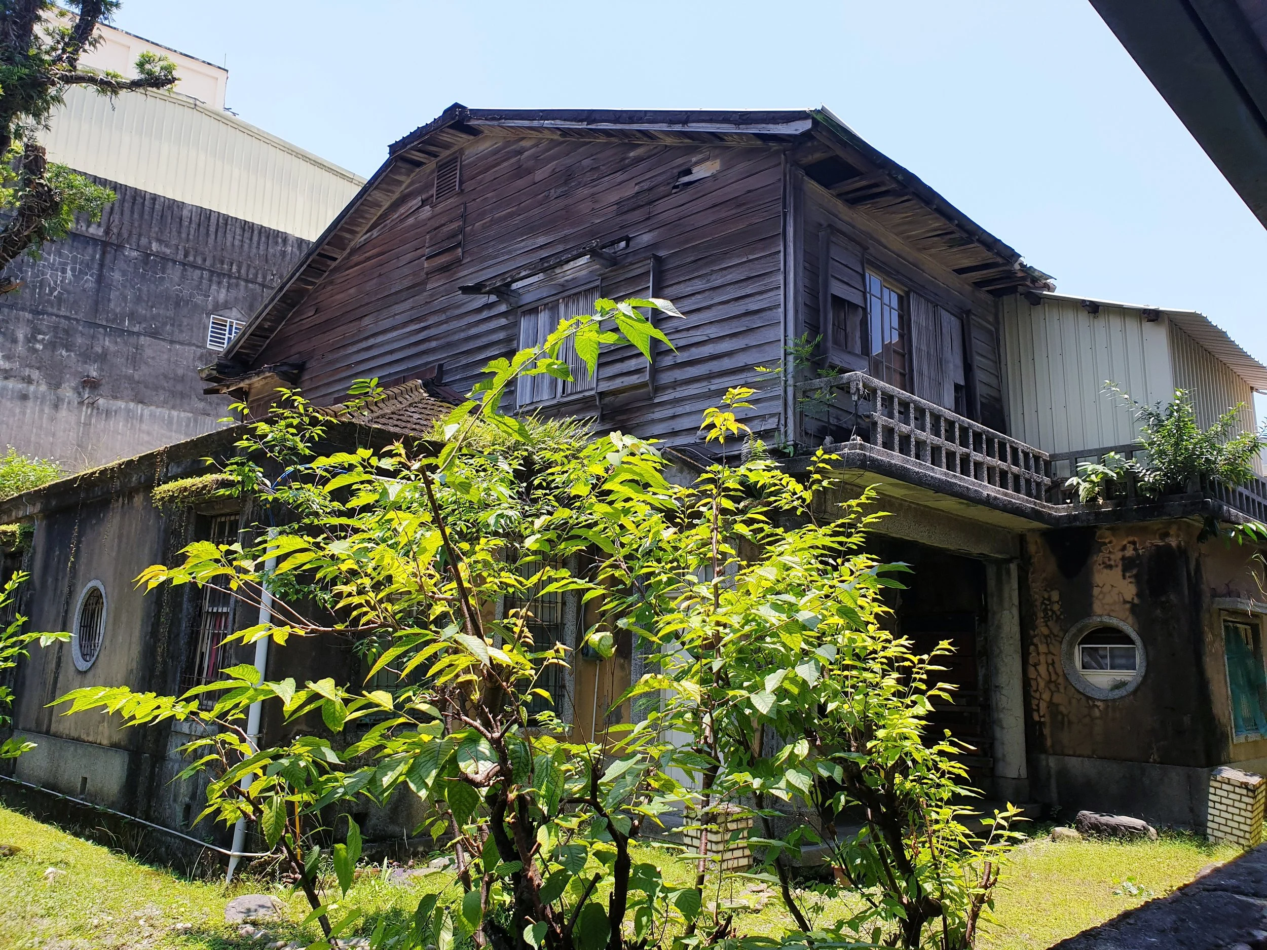 A rare large 1930’s house on Hemu Road. I was surprised to see something like this had survived into the present day with few alterations. Haven’t found anything online about this one.