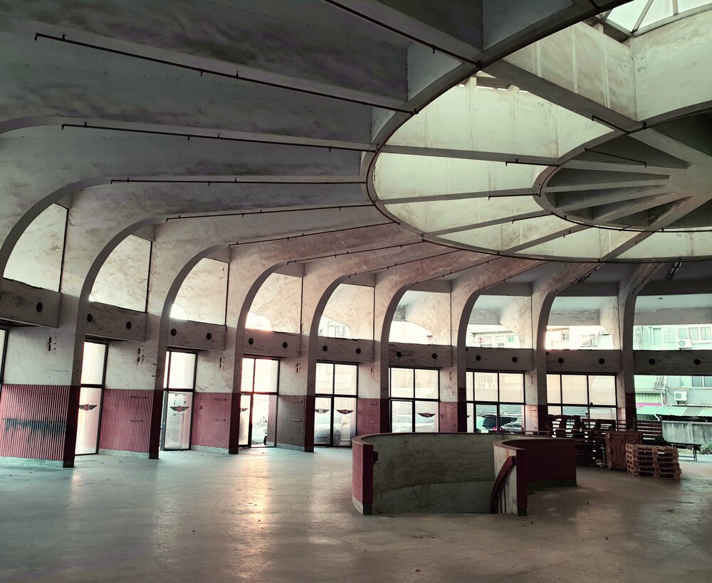 There’s an awesome 1960’s space-age feel to the main terminal design and I love this vibrant mural