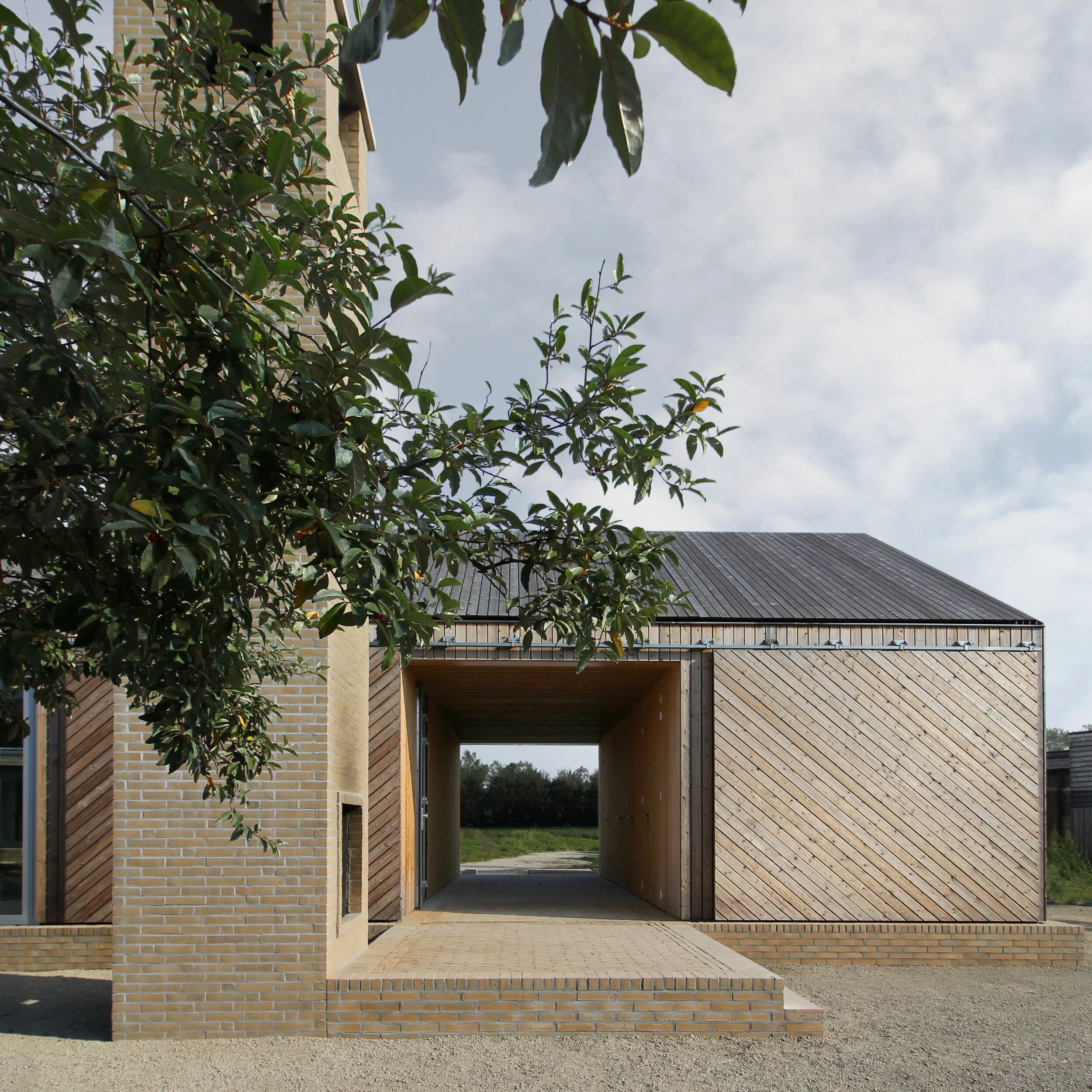  Its structure combines the old building technique of trusses in combination with the new technique of prefabrication of walls and roof elements.  