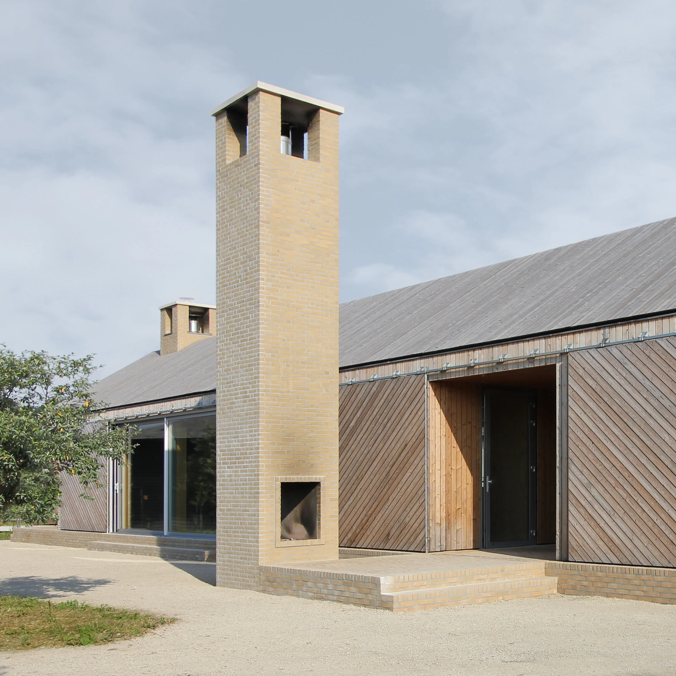  De Vuurplaats translates to ‘the fireplace’ and serves as a beacon lying at the end of a bridge that you walk on after checking in. The building itself stands firmly in the midst of a field of tiny houses and functions as a communal space for diner,