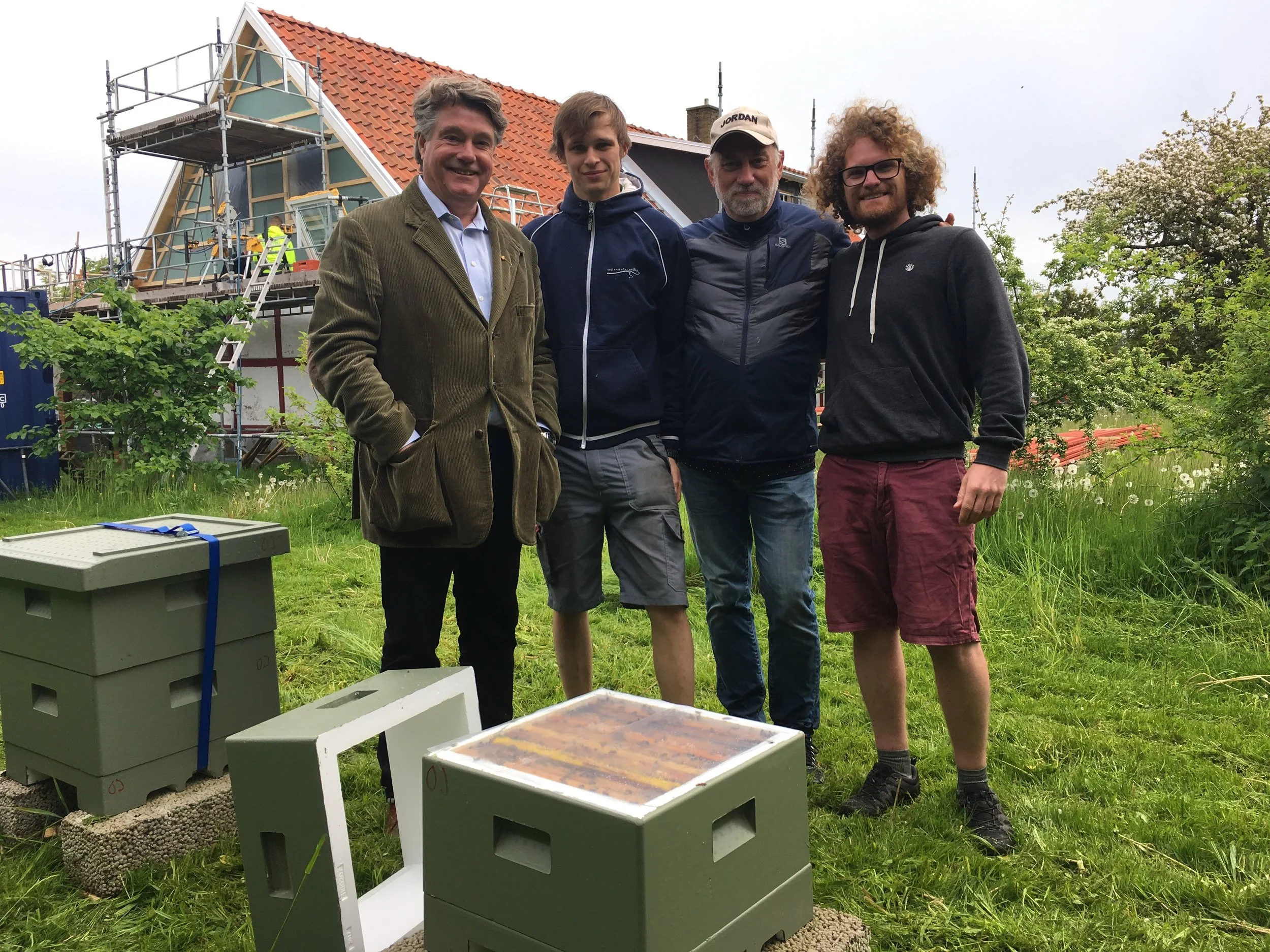 Vingårdsbin som pollinerar växter i och omkring vingården