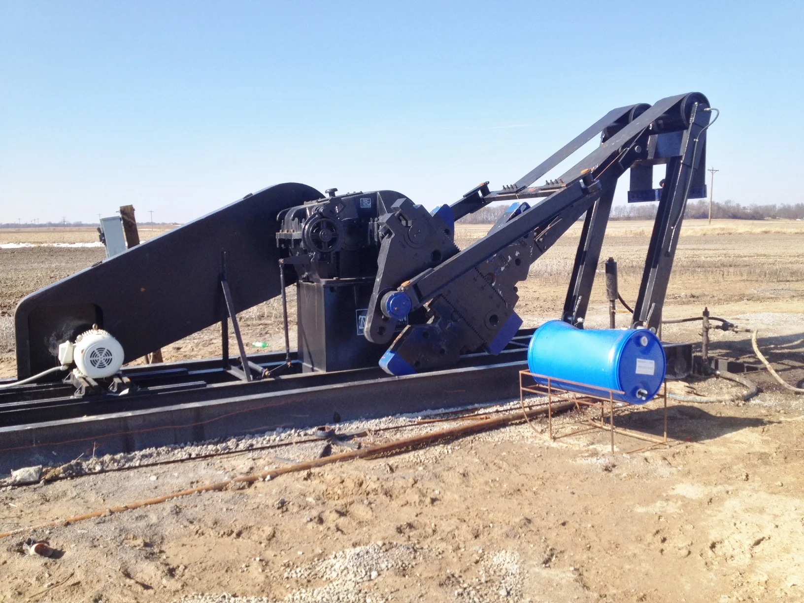 STRAPJACK 160 PUMPING UNIT