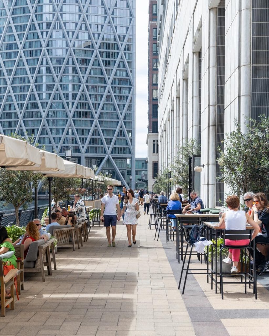 The perfect spot for Sunday catch-ups. Check out our sunny waterfront terrace, the BEST bottomless cocktails all day brunch and Sunday Roasts ✨ 
#canarywharf #waterfrontterrace 
.
.
.
.
#londonhotspots #theaddressbars #sundayroast #bottomlessbrunch #