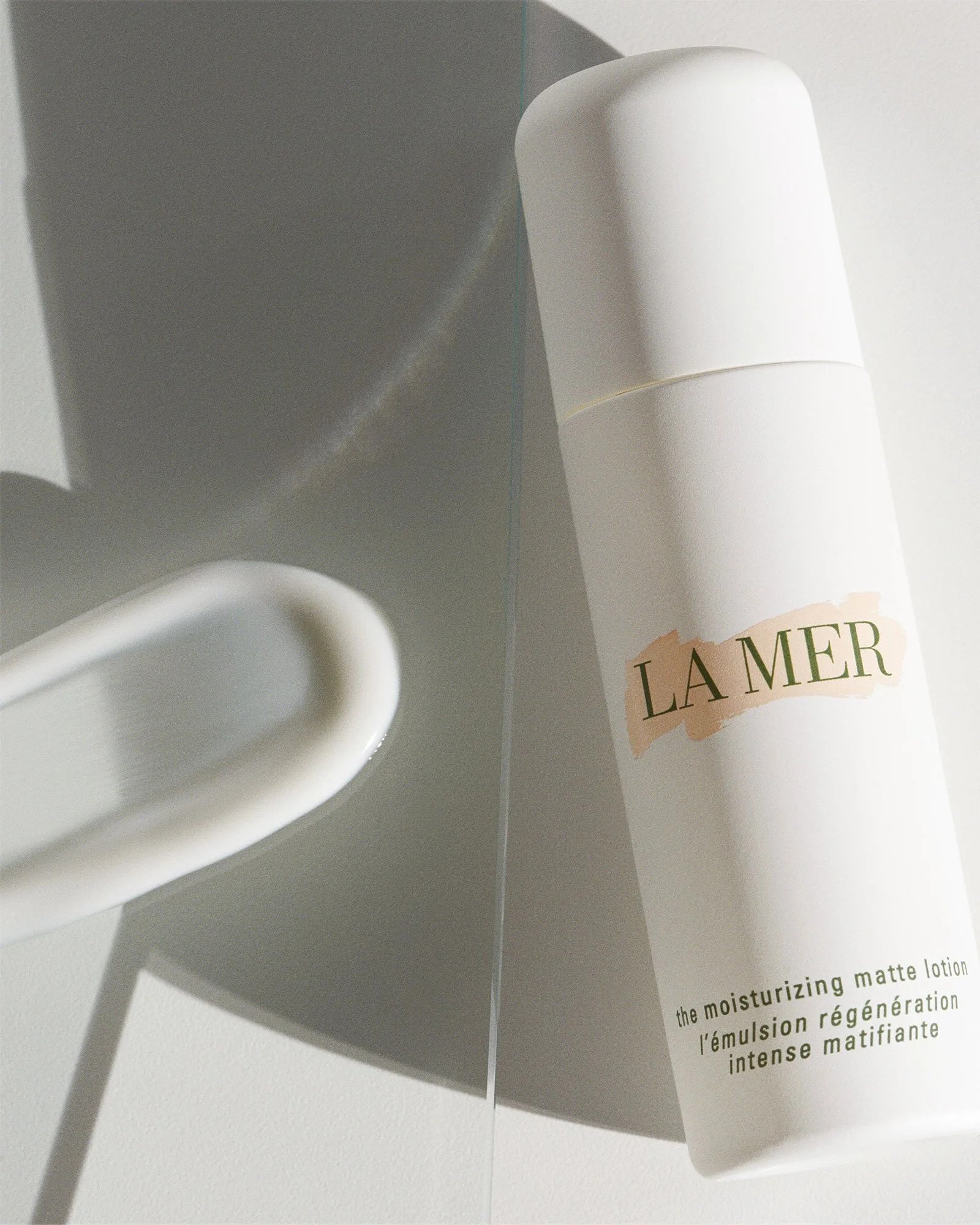  La Mer,    Creative Derection: Sam Lee.  Art Direction: Nicole Argento.  Photo Production: Hope Oliver.  Set Design: Chloe Daley.                                         