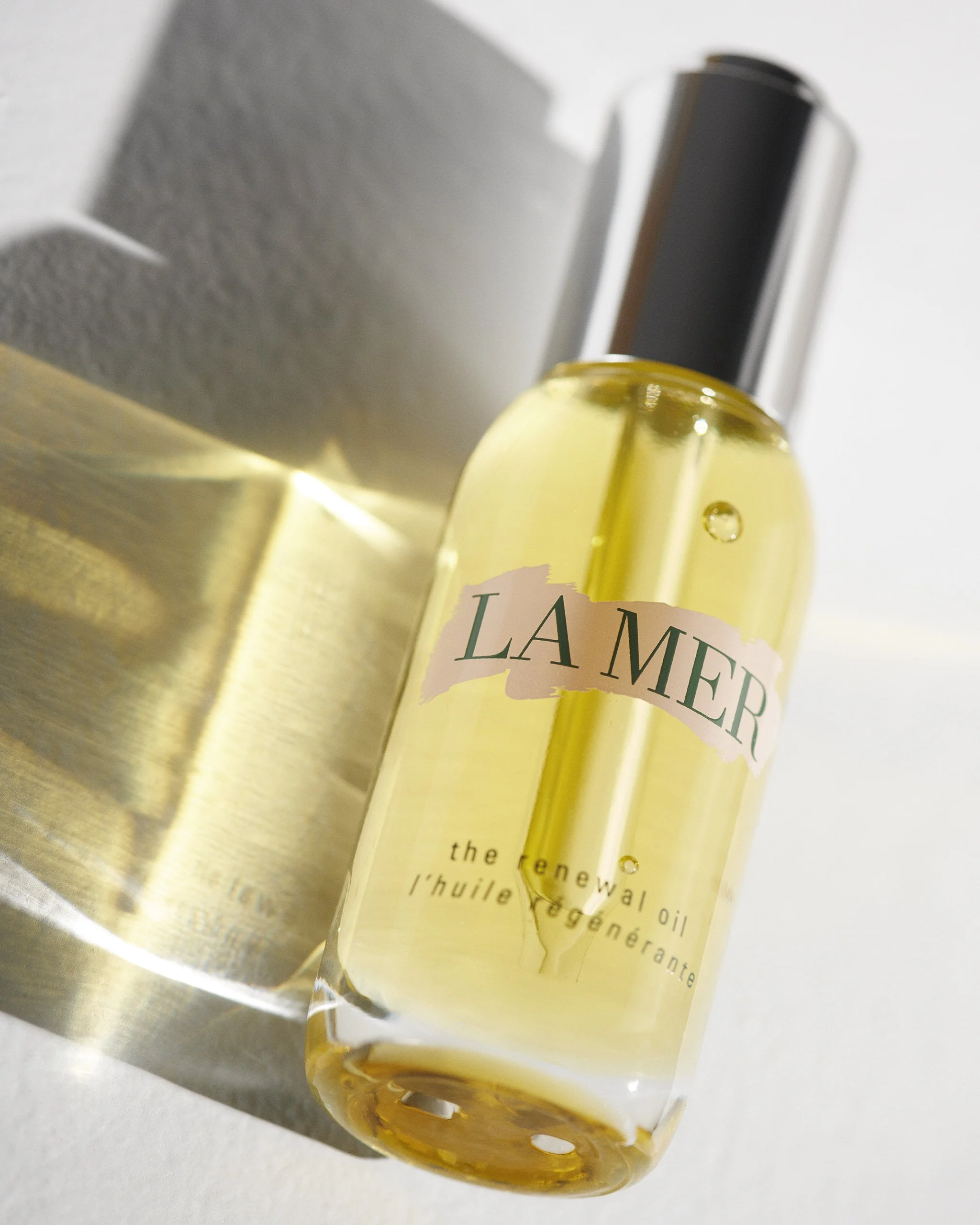  La Mer,    Creative Derection: Sam Lee.  Art Direction: Nicole Argento.  Photo Production: Hope Oliver.  Set Design: Chloe Daley.                                         