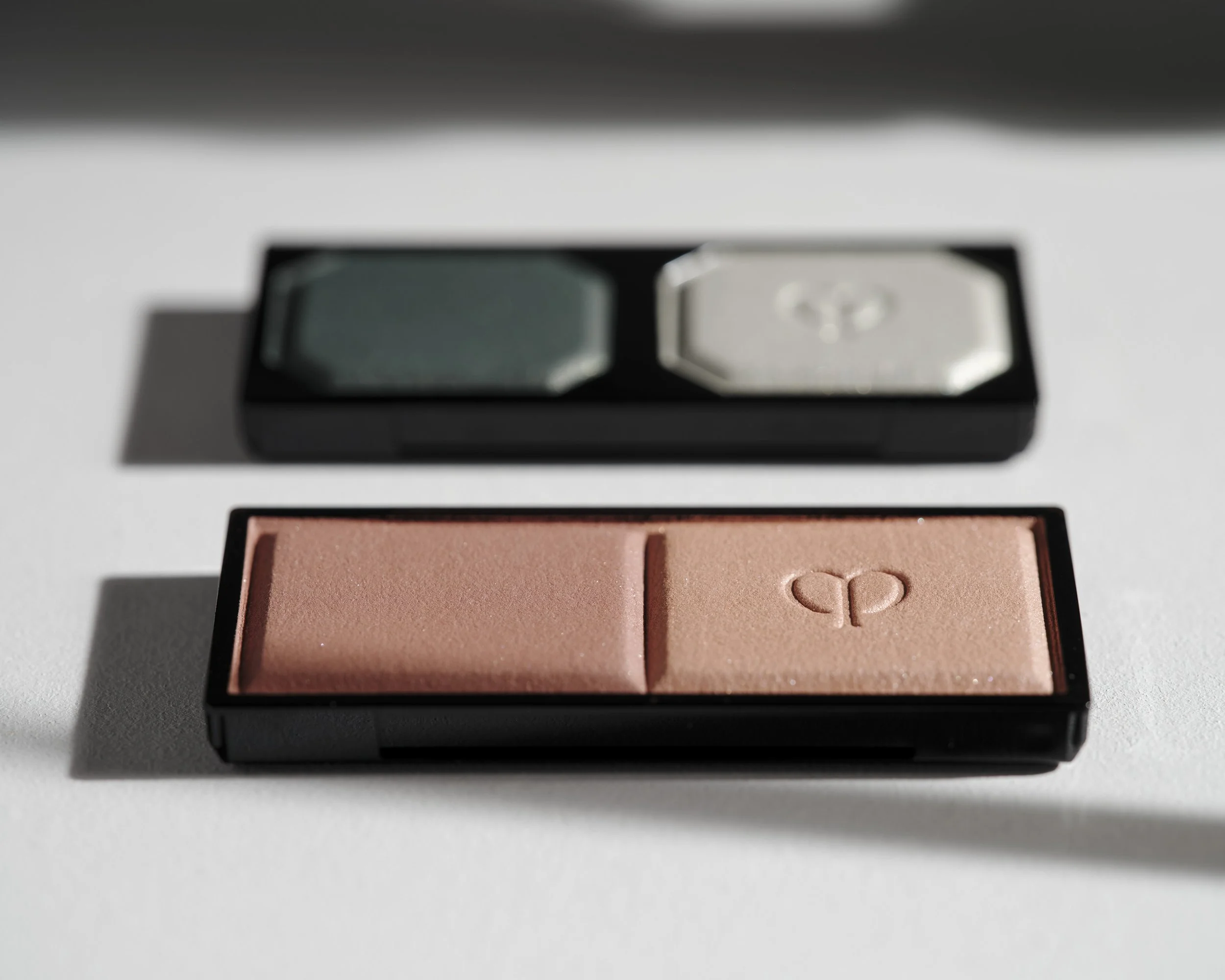  Cle de Peau.                                       