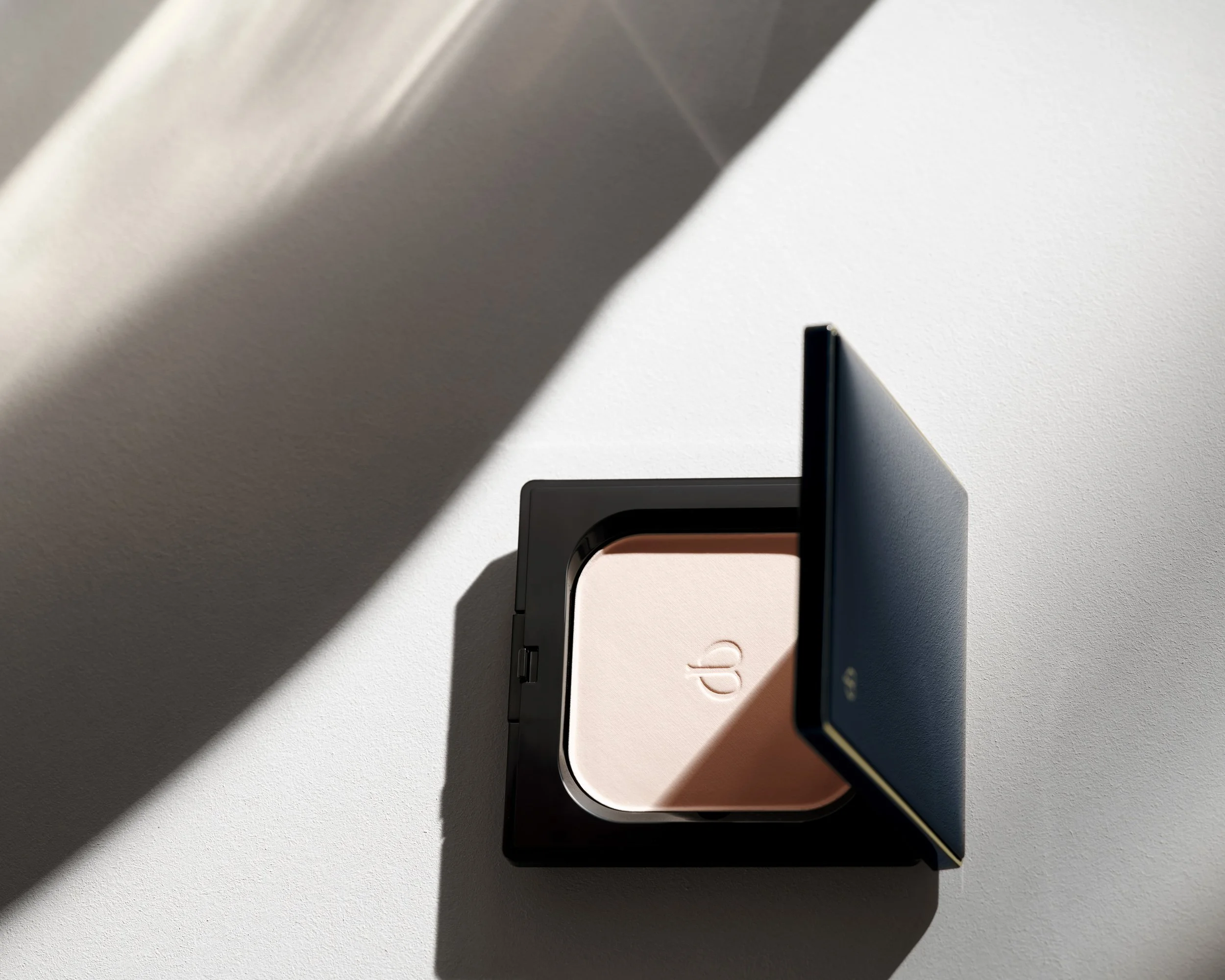 Cle de Peau.                                       