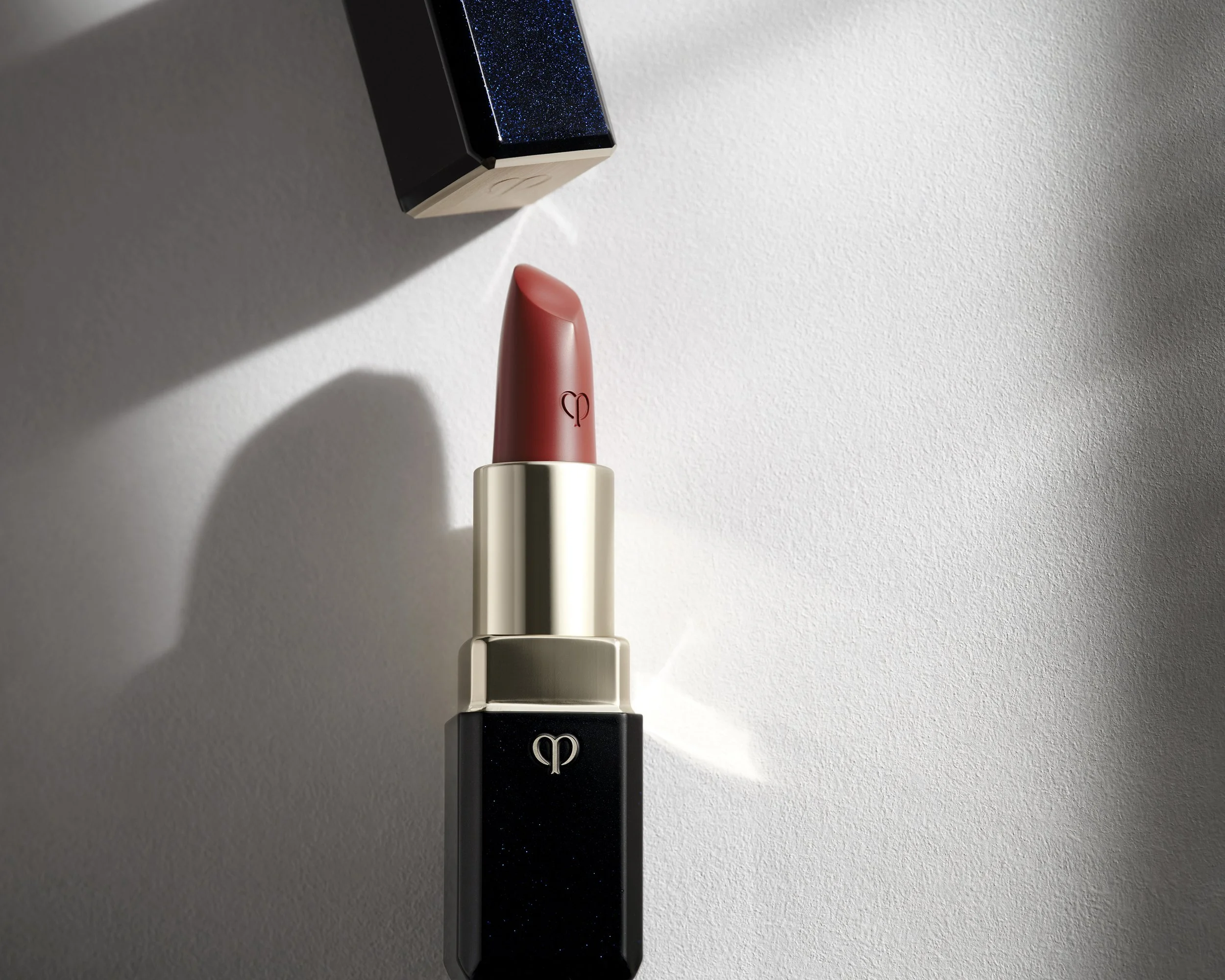  Cle de Peau.                                       