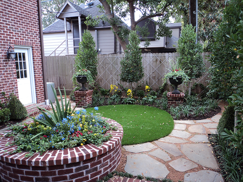 synthetic-artificial-lawn-turf--courtyard-turf-brick-traditional-the-woodlands-spring-design-install--Houston-Texas.jpg
