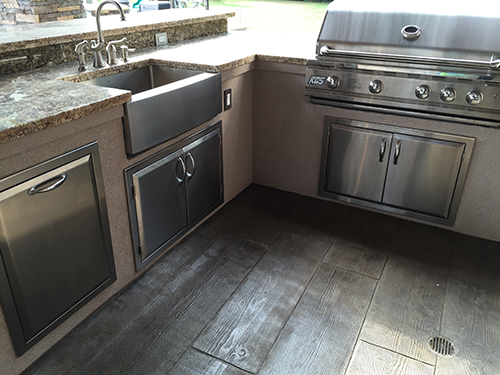 outdoor-kitchen-bbq-granite-normandy-stainless-appliances-stamped-concrete-wood-looks-like-wood-concrete-stucco-the-woodlands-houston-bar-apron-sink-custom.jpg