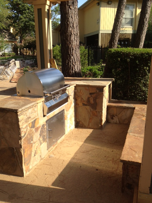 outdoor-kitchen-grill-commercial-apartments-flagstone-stone-stainless-grill-gas-propane-seating-wall-builds-designs-construction-compant-builder-best-installer-instrallation-the-woodlands-houston-spring-magnolia-conroe-montgomery-cypress.jpg