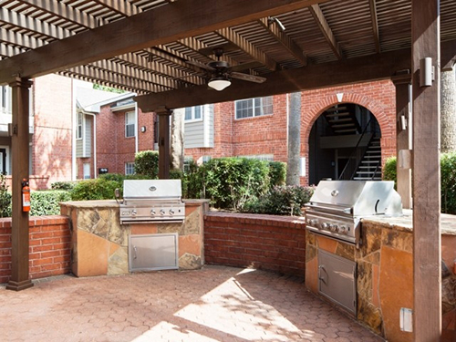 outdoor-kitchen-grills-arbor-pergola-commercial-flagstone-red-brick--the-woodlands-houston-magnolia-spring-contractor-build-landscape.jpg