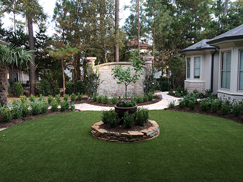 rustic-glazed-escala-planters-meyers-lemon-tree-sesaonal-color-synthetic-turf-courtyard-design-build-landscape--The-Woodlands-TX--Carlton-Woods-Spring-Envy-Exterios.jpg