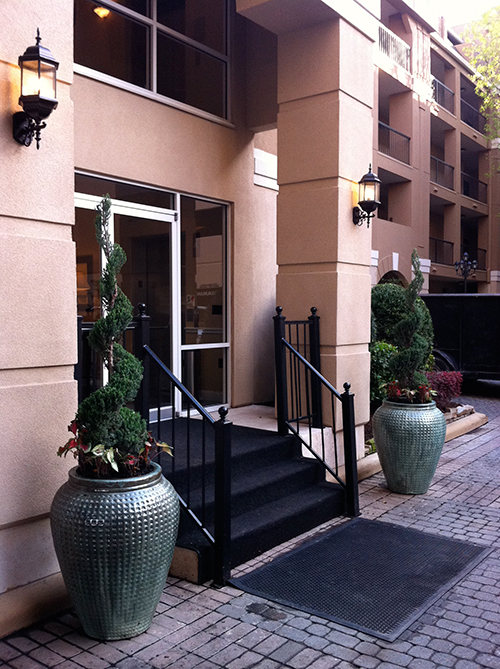 glazed-pottery-spiral-juniper-topiary-landsacpe-the-woodlands-front-door-urn-houston-envy.jpg