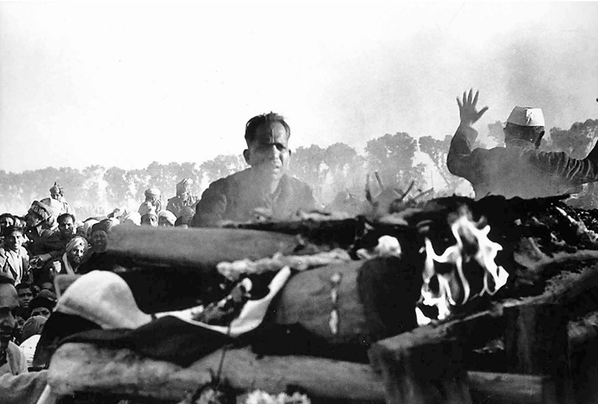 Henri-Cartier-Bresson-Cremation-of-Gandhi-Delhi-1948.jpg