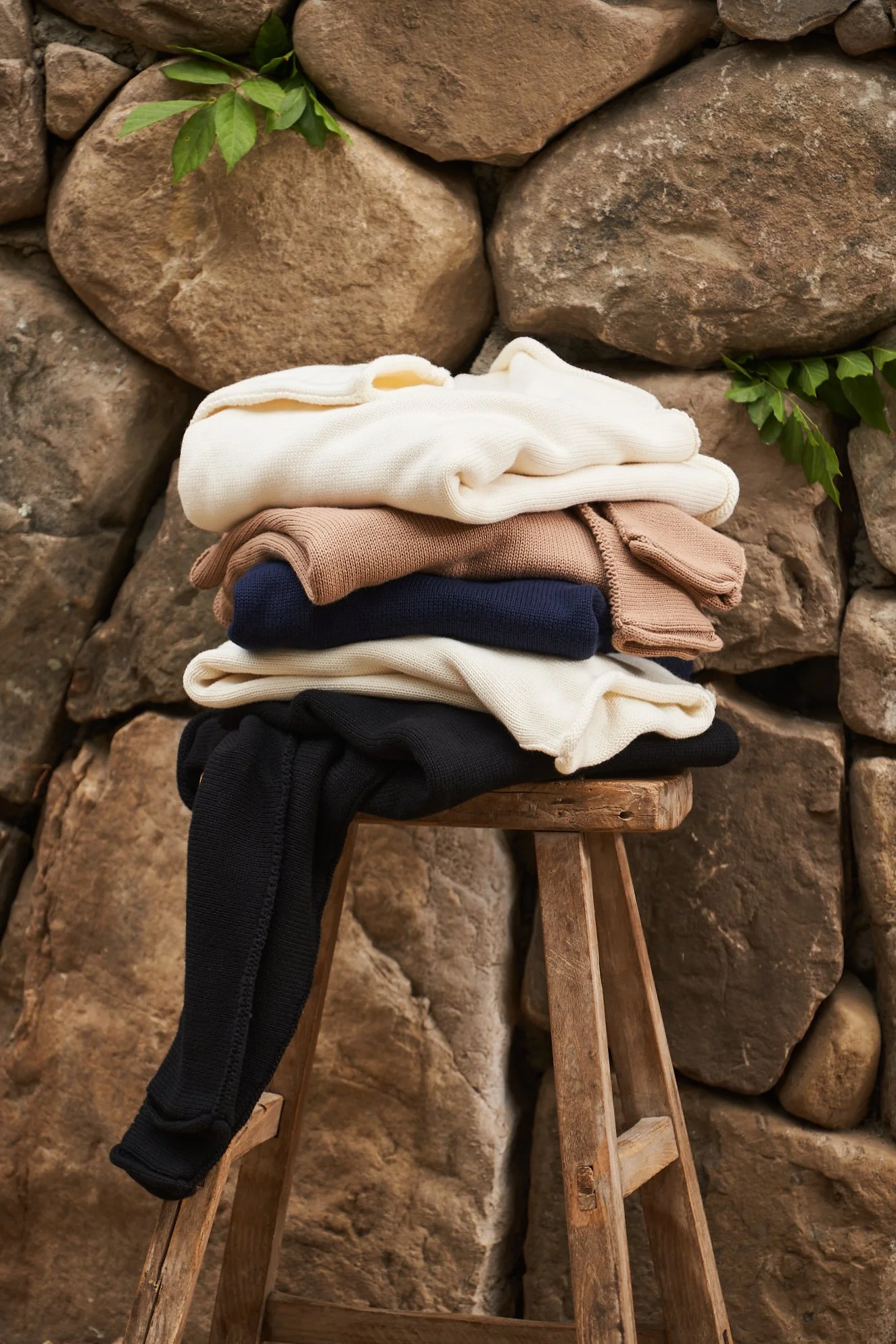 VWH_F&E_Fall2023-SWEATER01-NAVY-SWEATER01-CREAM-SWEATER01-BLACK-SWEATER01-CAMEL-23FA3884.jpg