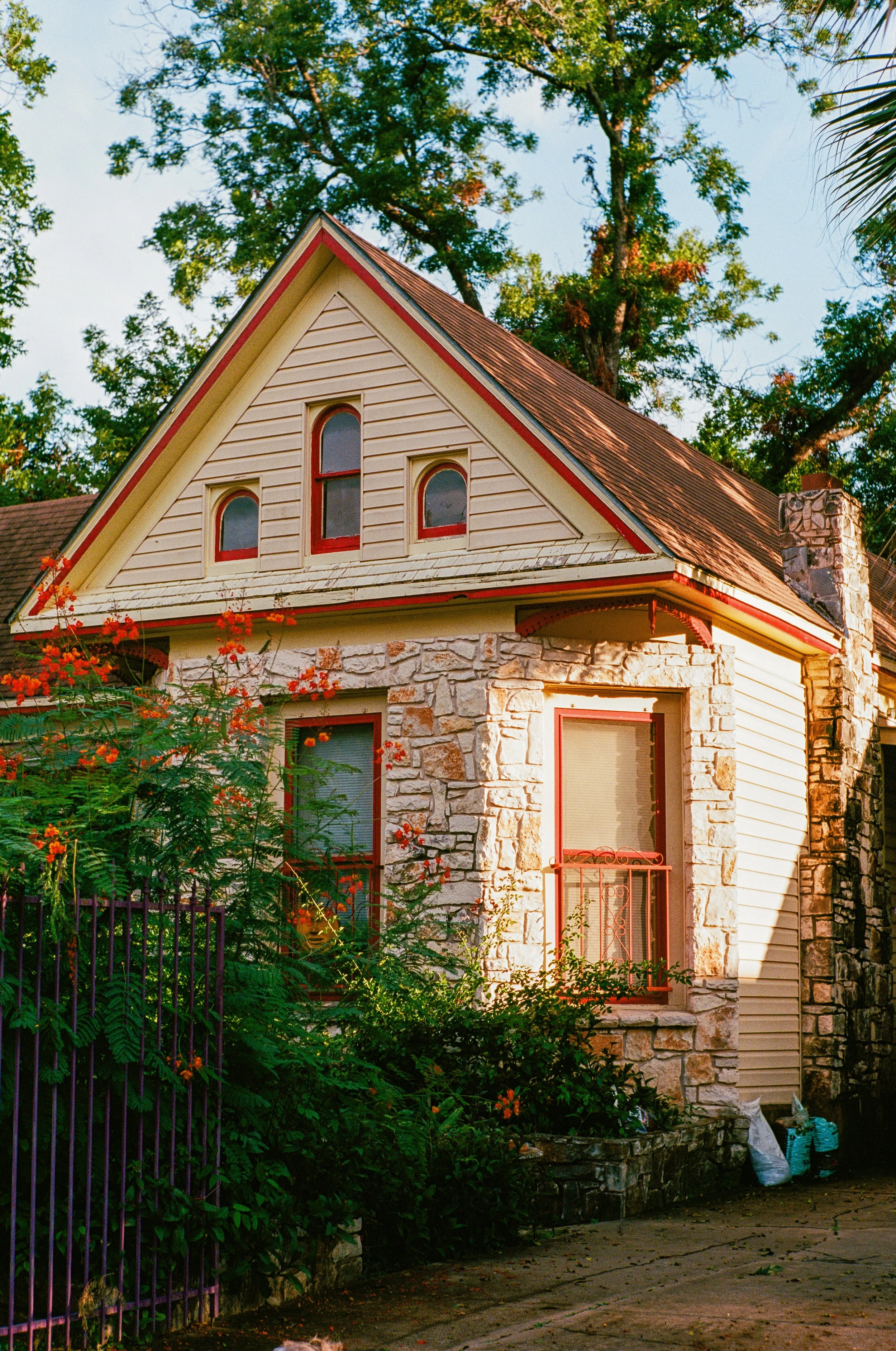 202707 Photo Walk_8_M3_50mm_Ektar100_v01.jpg