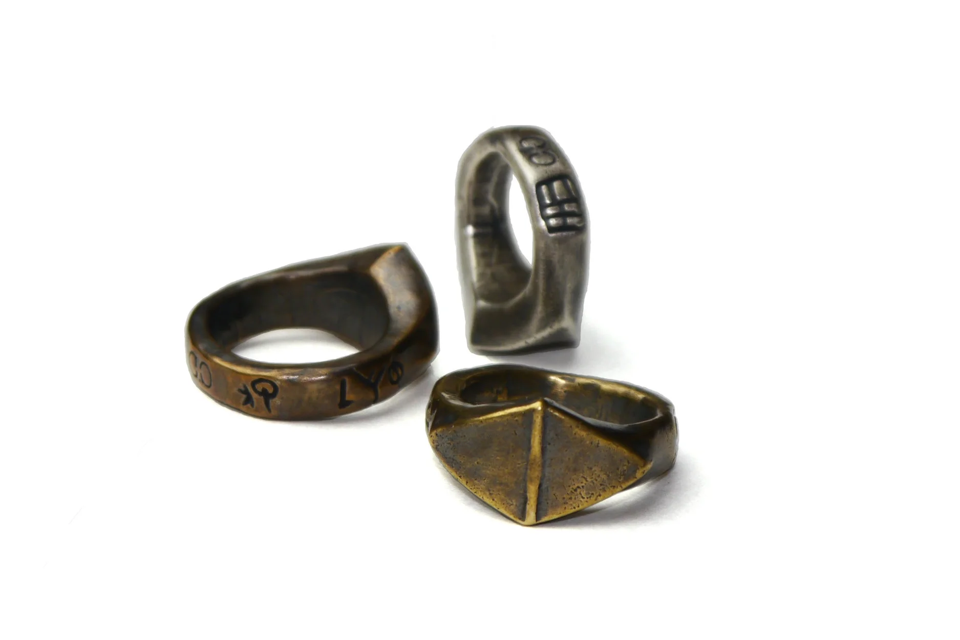 caitlin-cimino-silver-sustainable-ring-sarcophagus