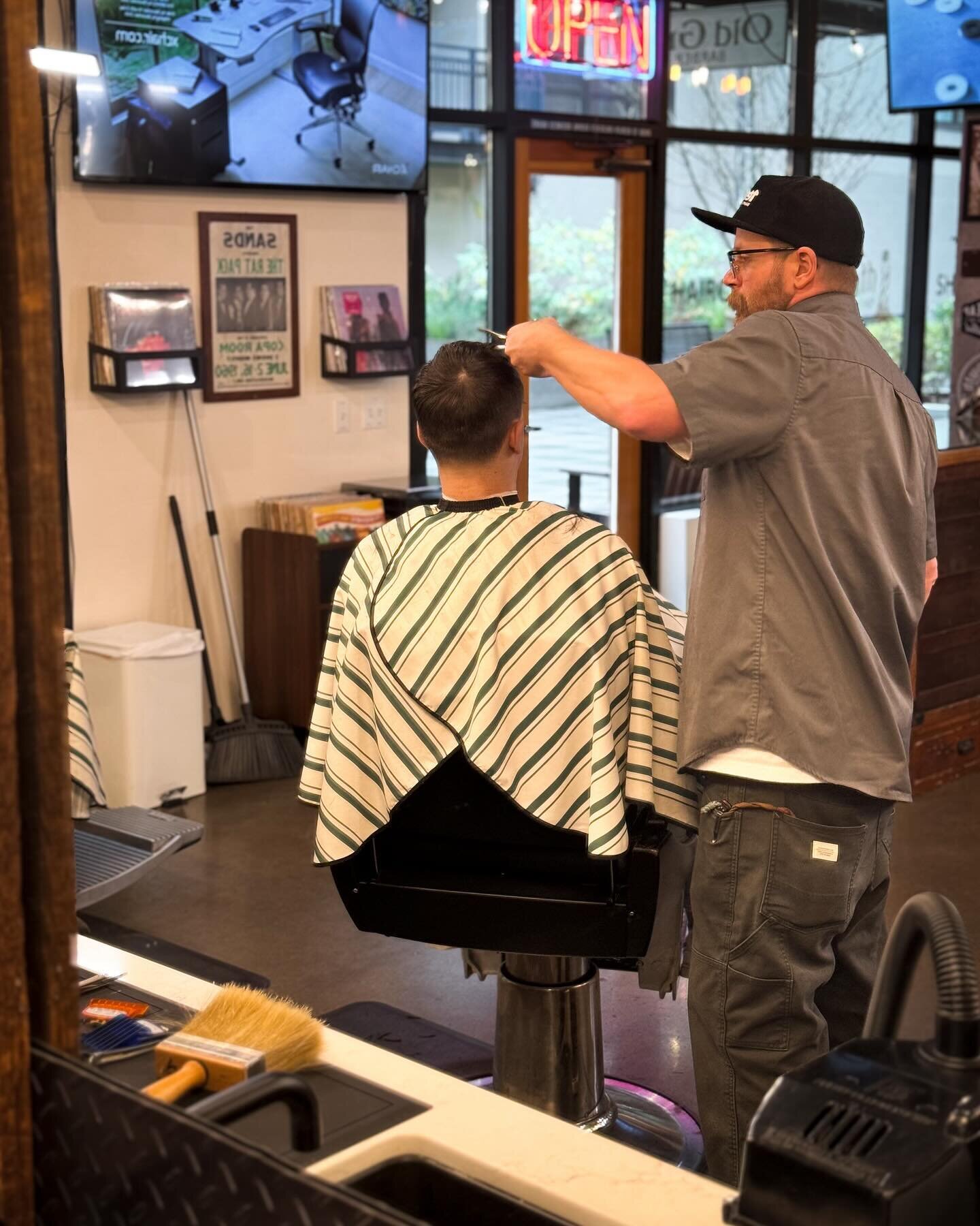 Luke doing what he does best. #barber #barbershop #lakeoswego #pdxbarber #pnwbarber