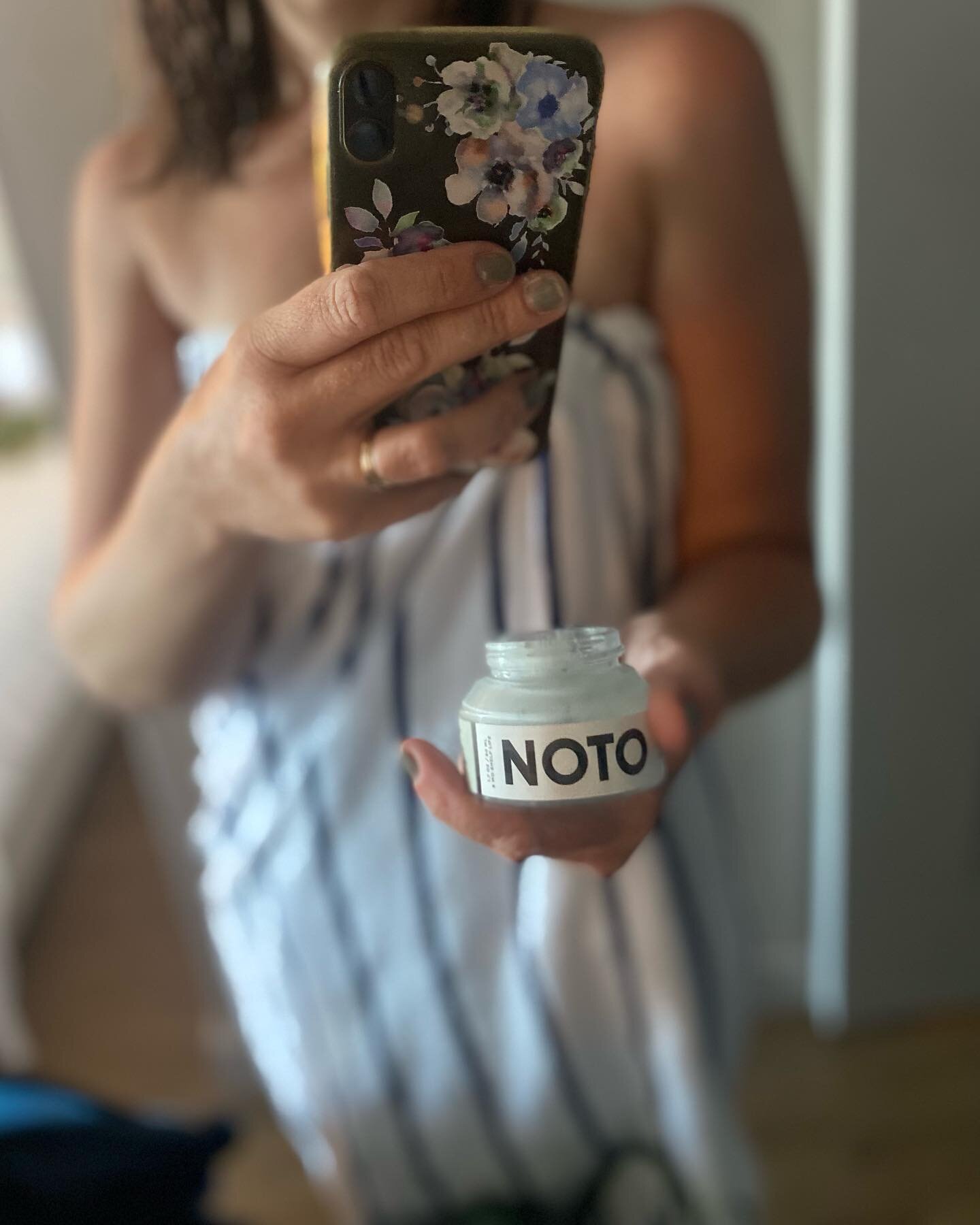 One of my favorite daily self care routines is using @noto_botanics Moisture Riser cream. I love breathing in the fresh scent and it feels oh-so luxurious. It also contains hyaluronic acid that leaves your skin glowing, hydrated and revitalized. And 
