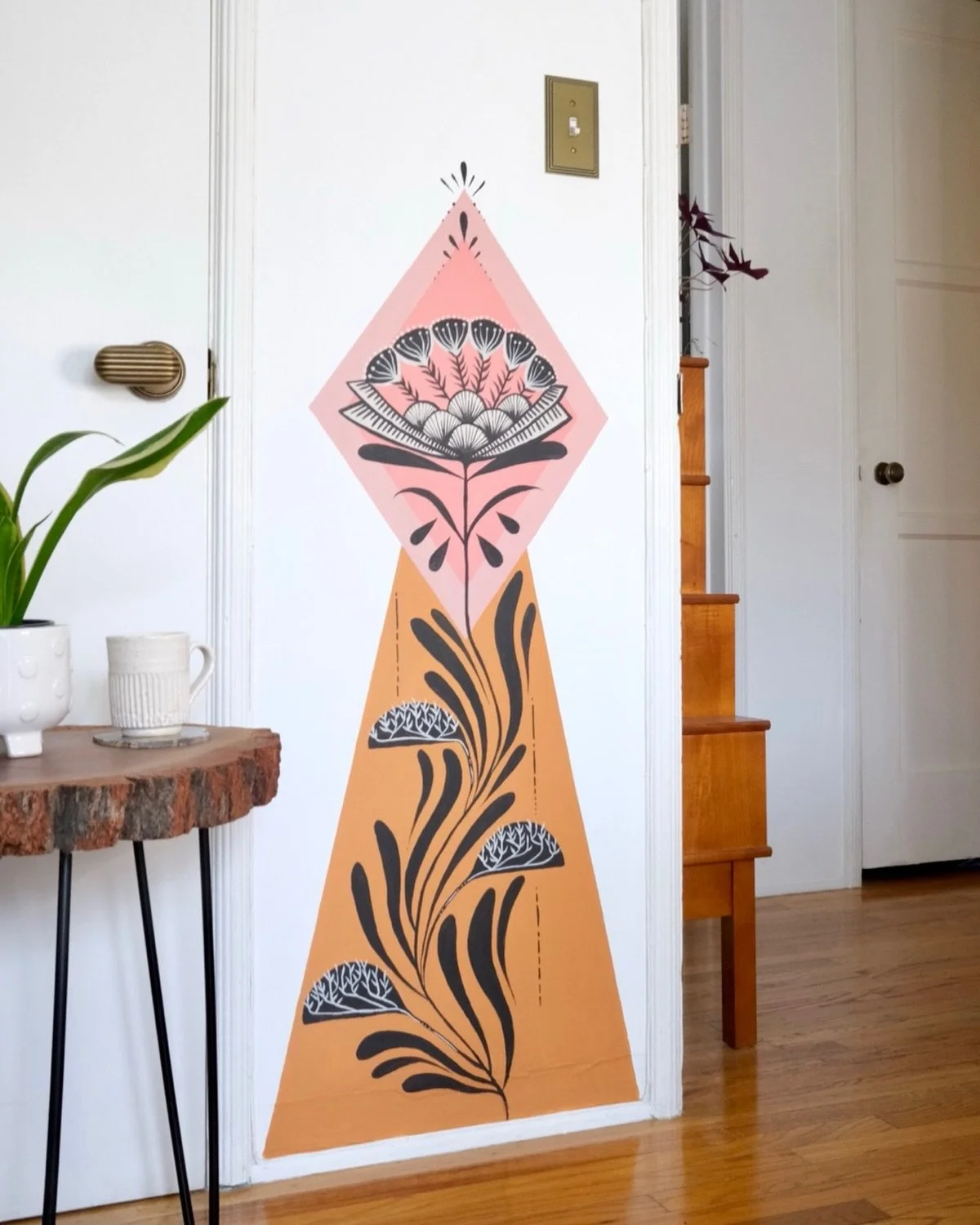Murals don&rsquo;t have to be large and they don&rsquo;t have to take over an entire wall. Sometimes they reside on a slice of  otherwise unresolved surface, that deserves to be adorned. 

#creativeinteriors #losangelesartist #interiordesign #interio