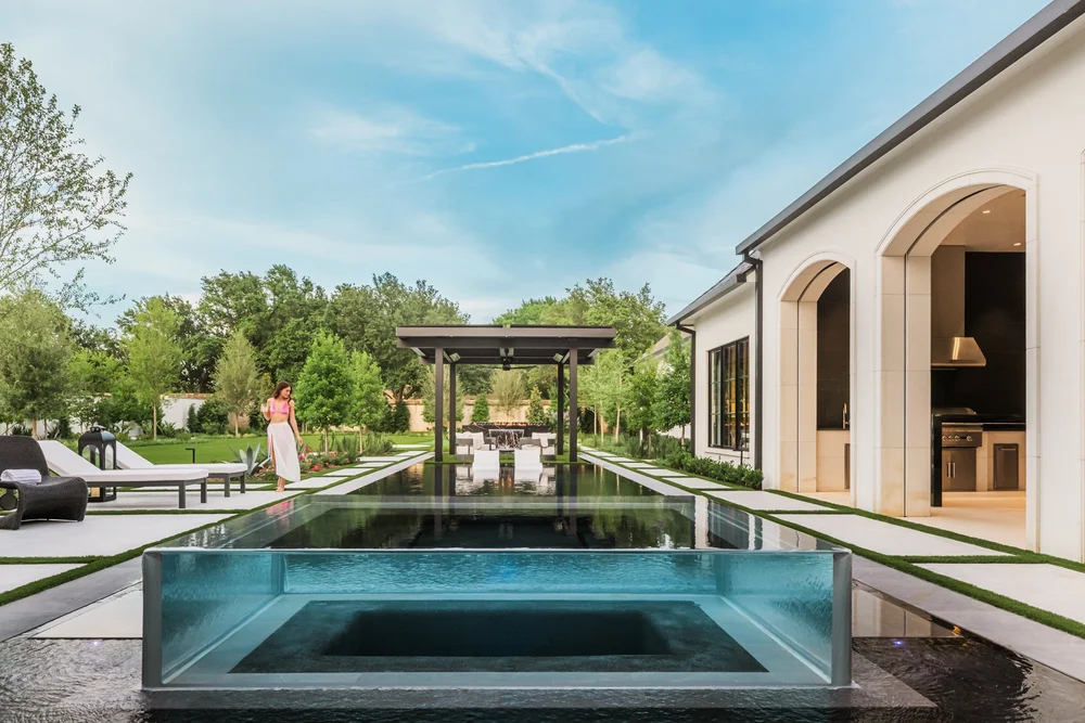 Modern pool and limestone terrace by DDLA Design, Dallas